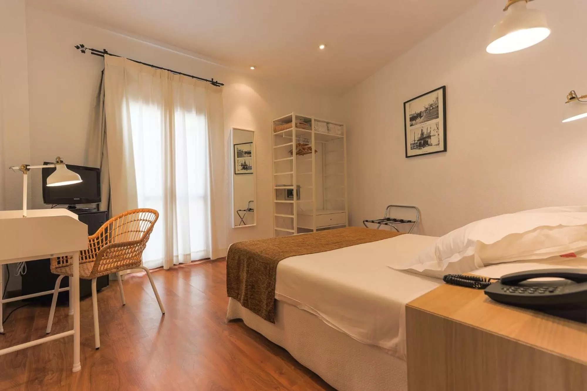 Photo of the whole room in Los Cantaros