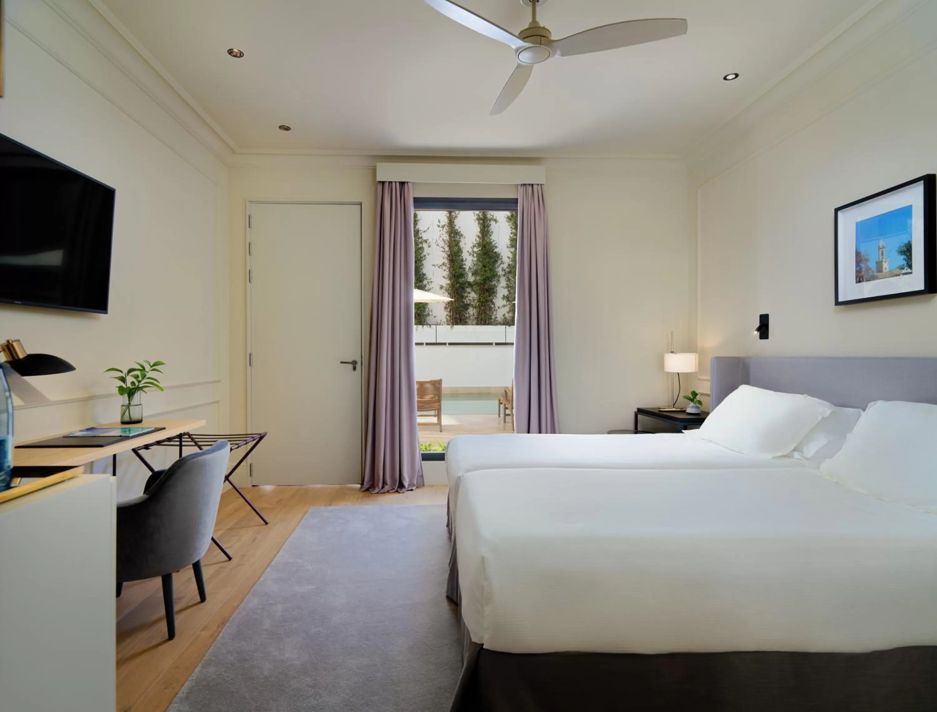 Photo of the whole room, Bed in H10 Palacio Colomera