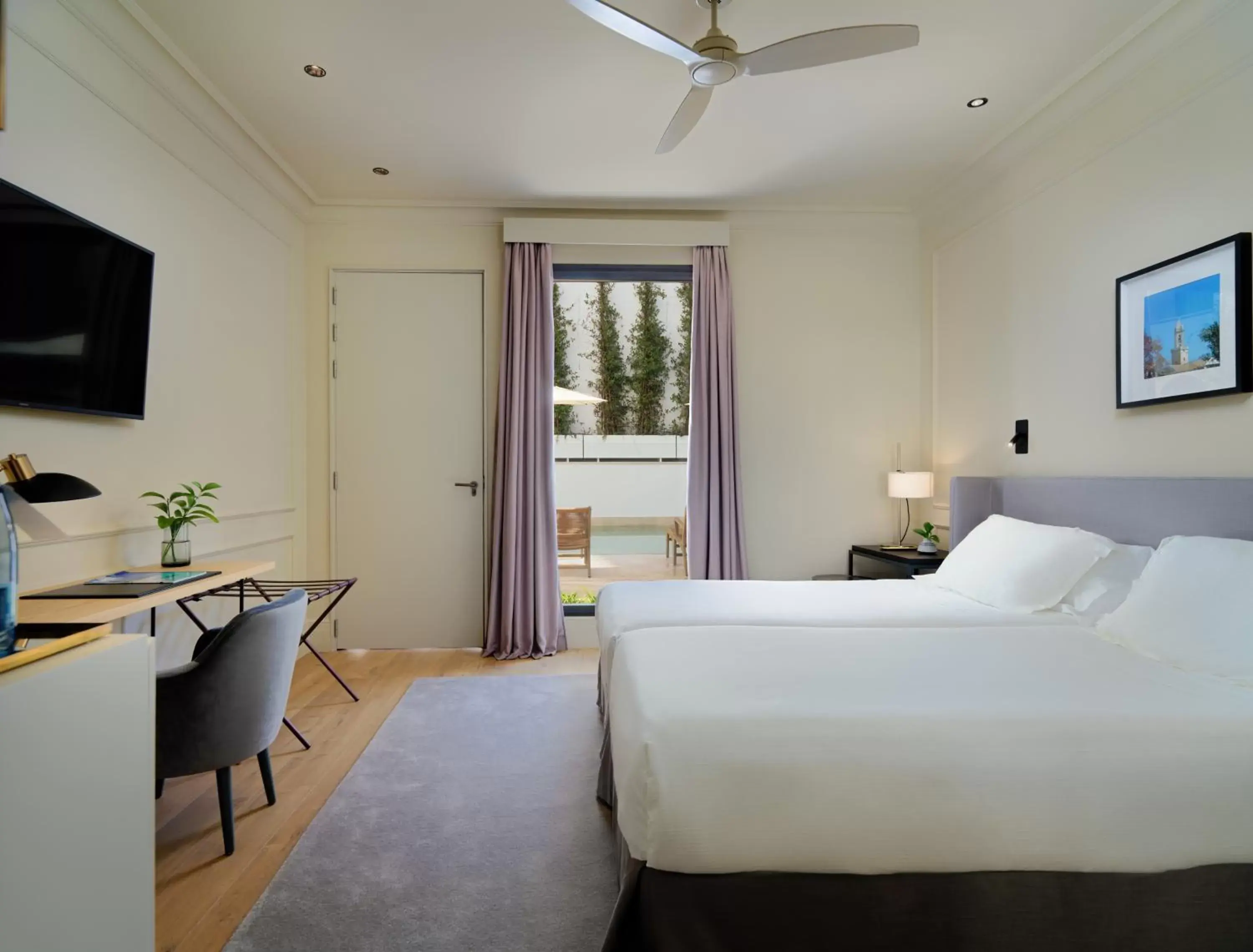 Photo of the whole room, Bed in H10 Palacio Colomera Photo of the whole room, Bed in H10 Palacio Colomera