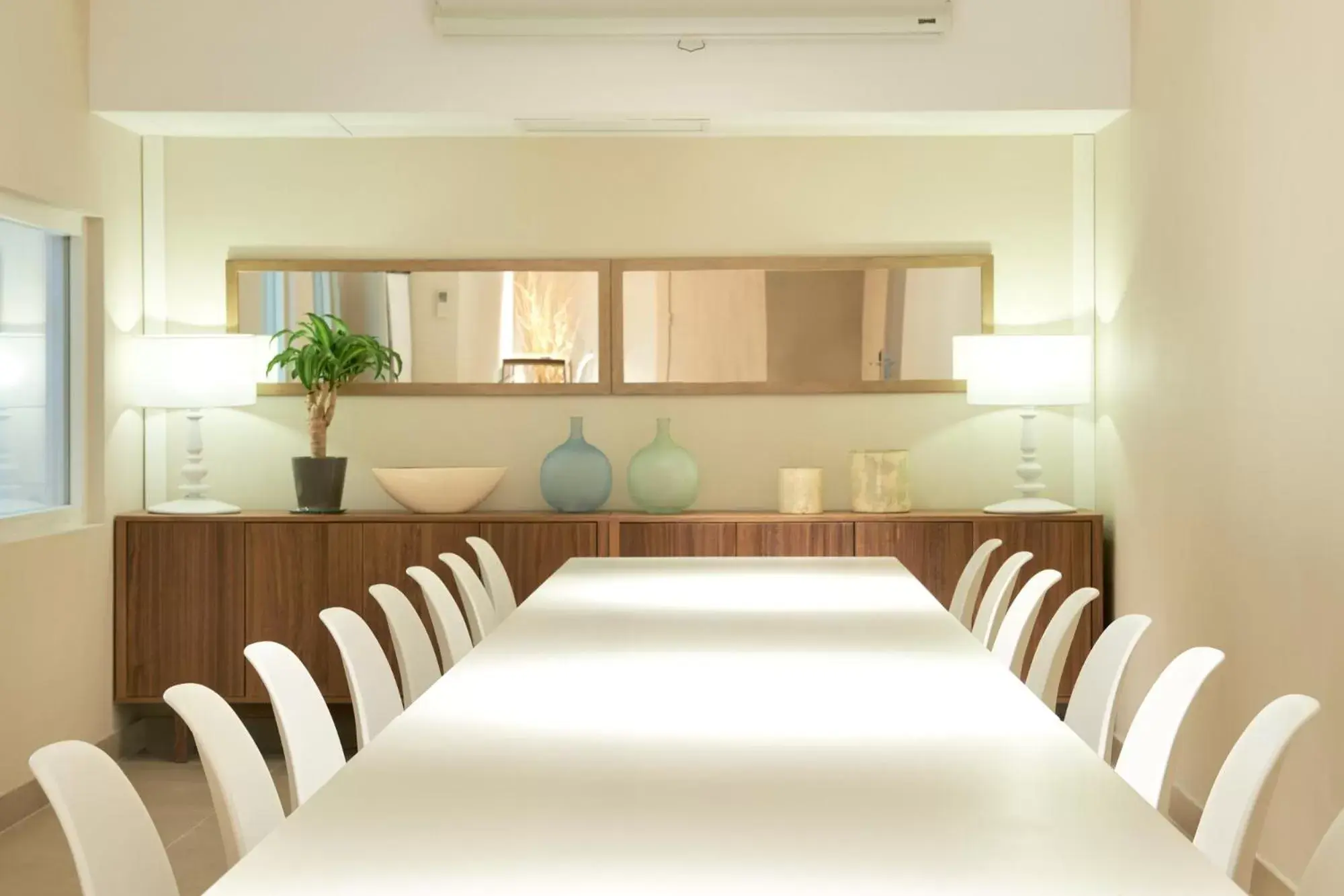 Meeting/conference room, Kitchen/Kitchenette in Hotel Omnium