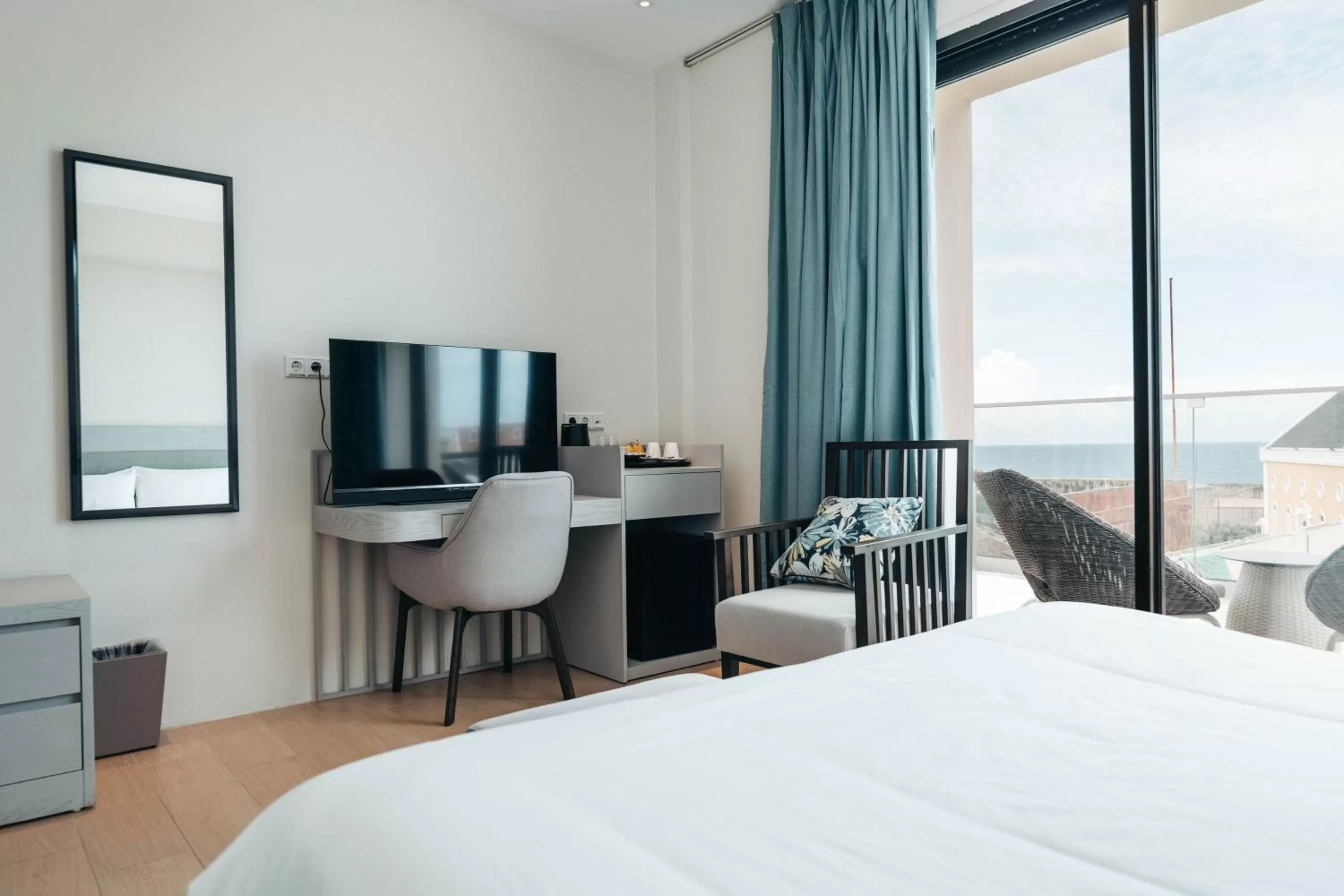 TV and multimedia, Bed in Elements Hotel & Shops Curaçao