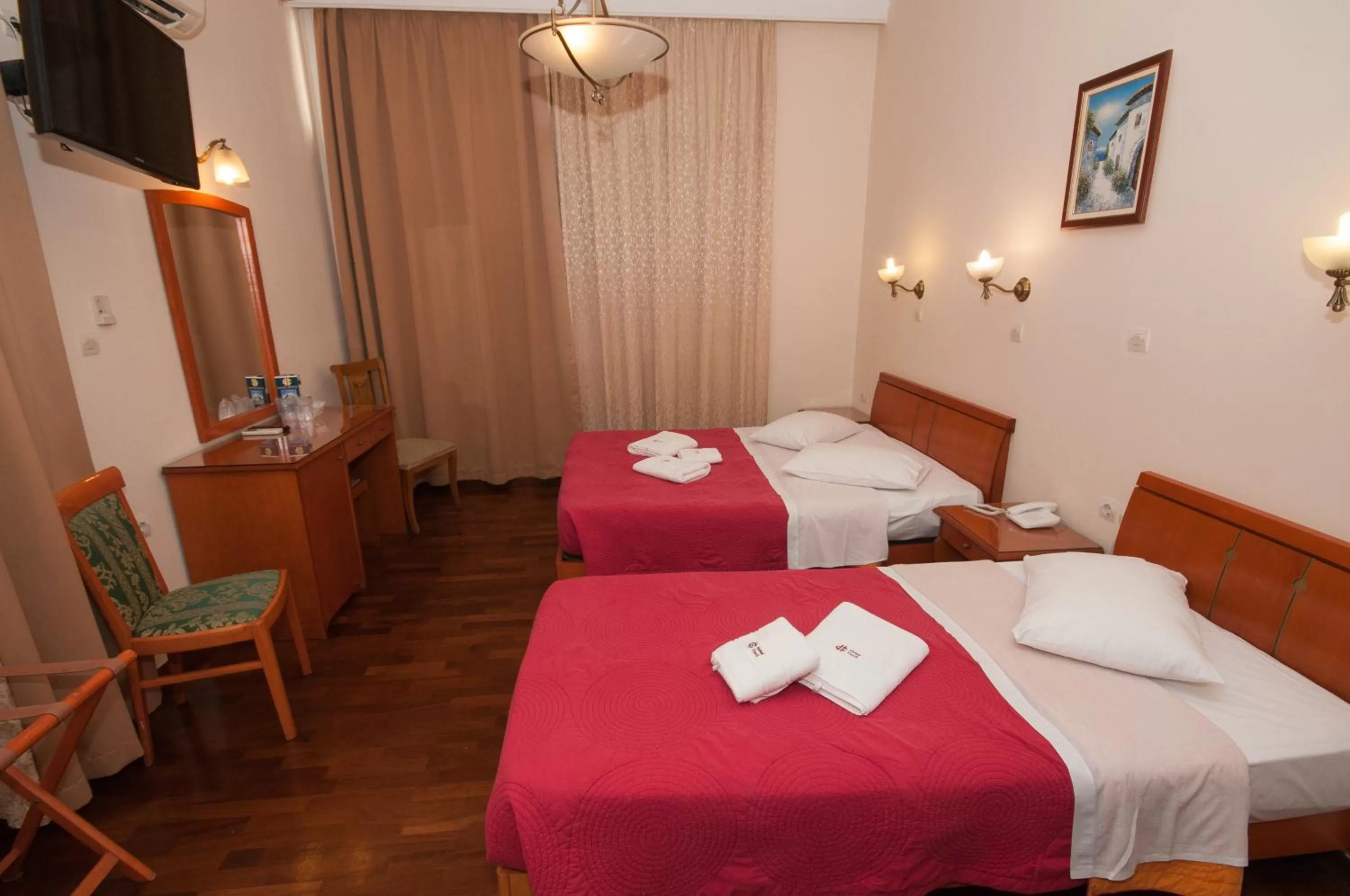 Photo of the whole room, Bed in Cecil Hotel