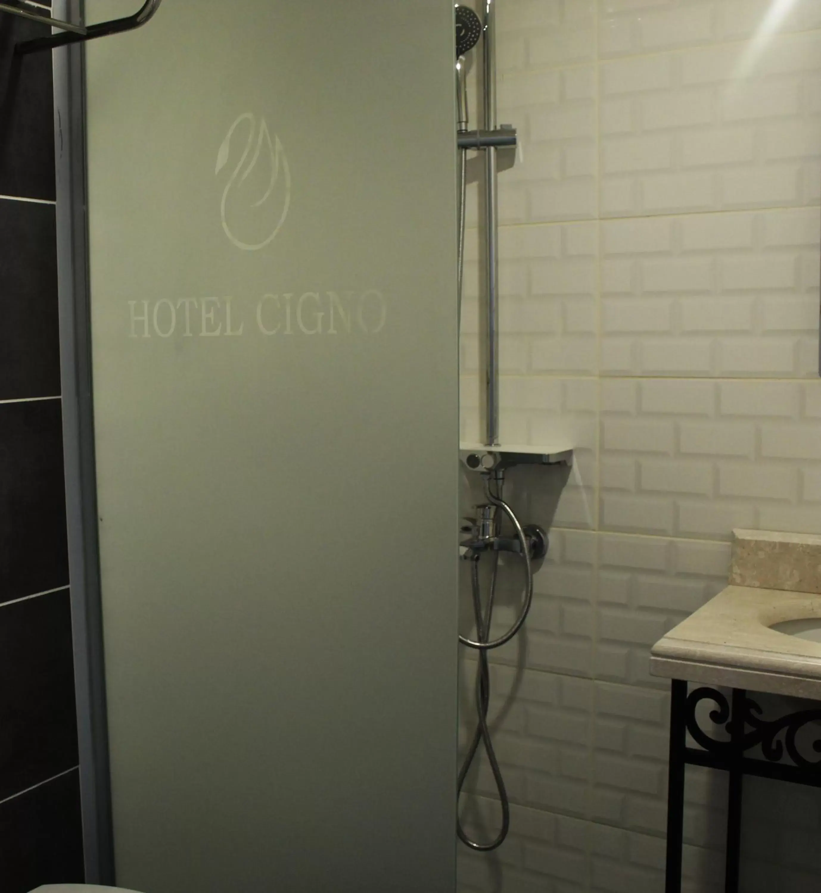 Shower in Good Night Hotel Istanbul Shower in Good Night Hotel Istanbul