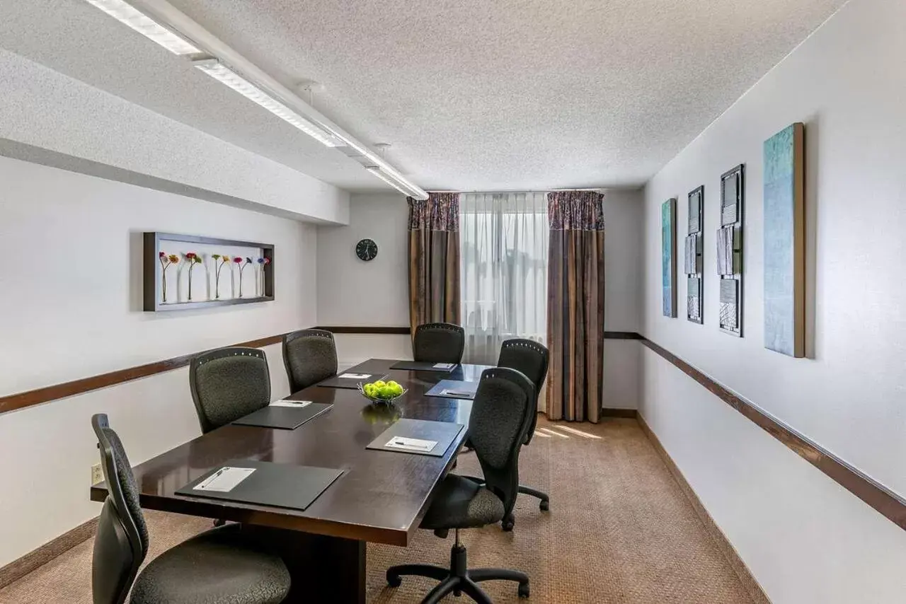 Banquet/Function facilities, Dining Area in Quality Inn and Suites Montreal East