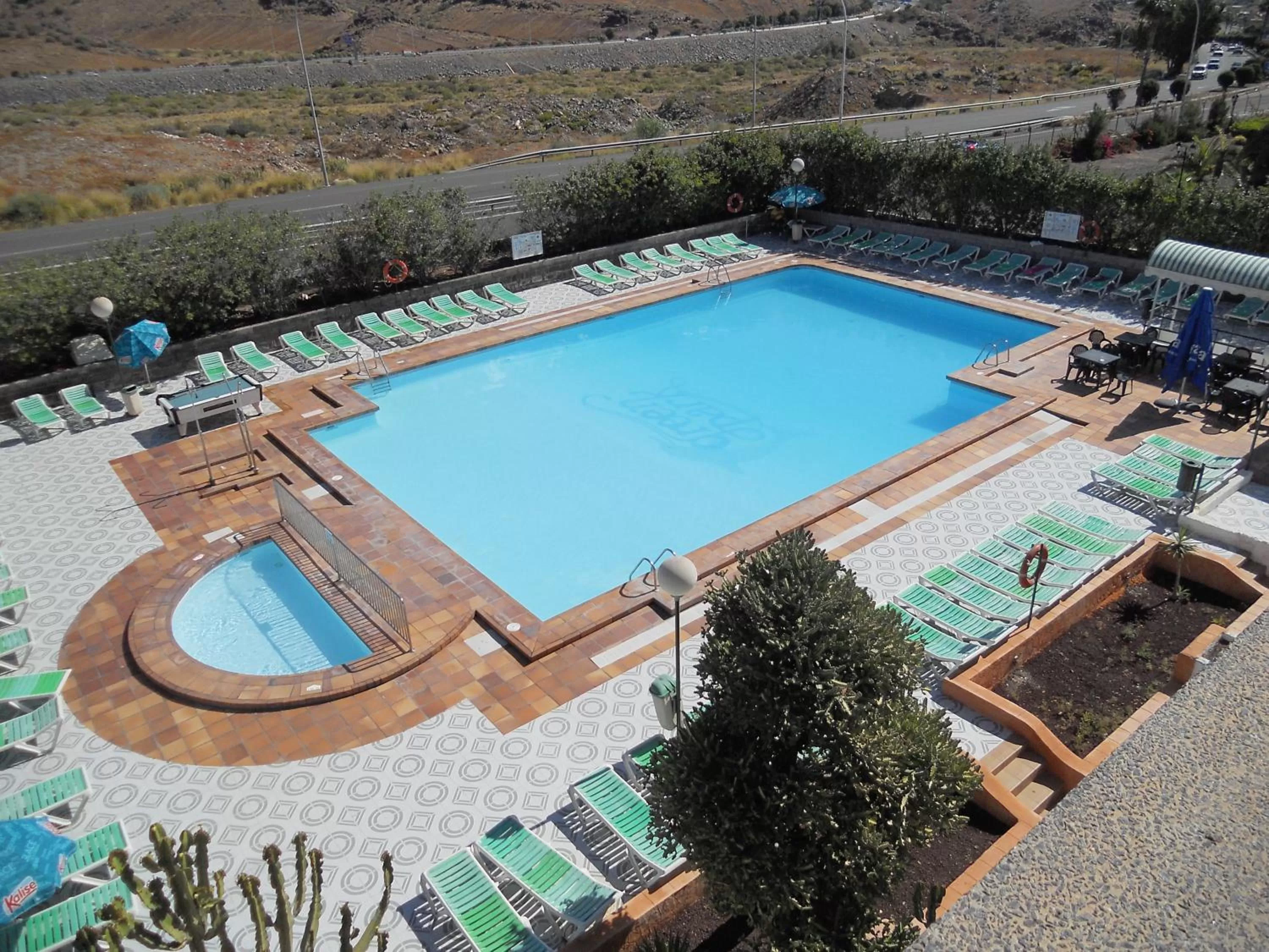 Swimming pool in Apartamentos Green Park