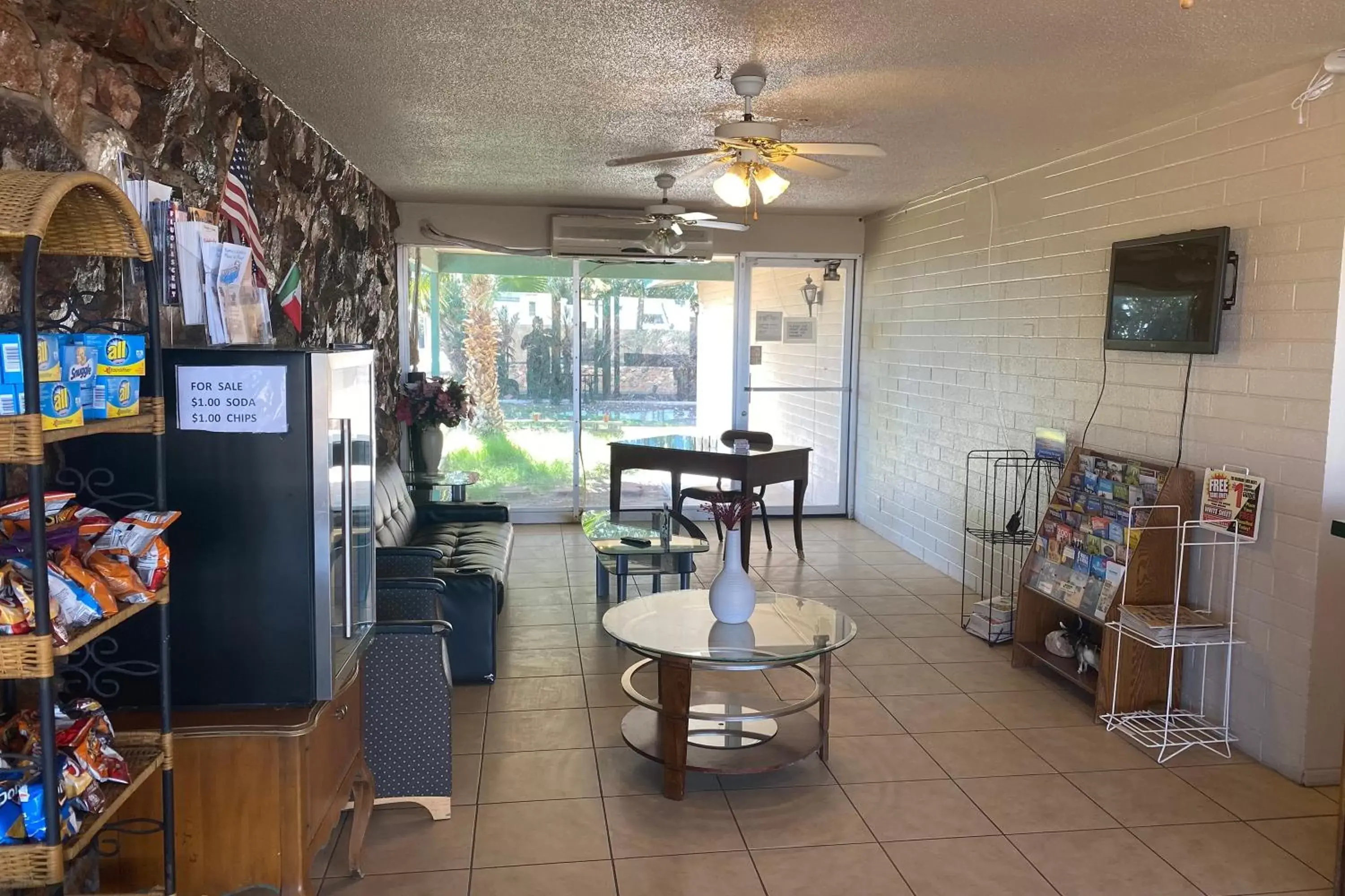 Lobby or reception, Lounge/Bar in OYO Hotel Yuma AZ Desert Grove