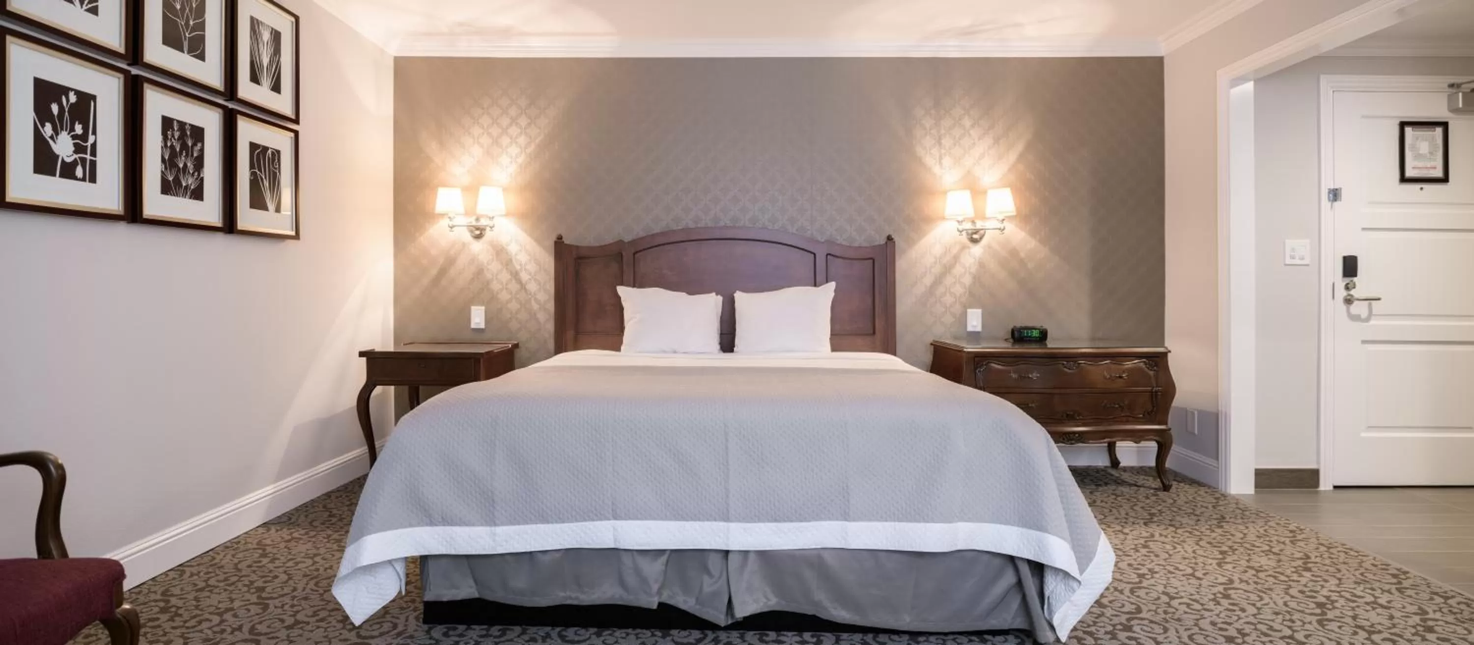 Photo of the whole room, Bed in Woodcrest Hotel Cupertino