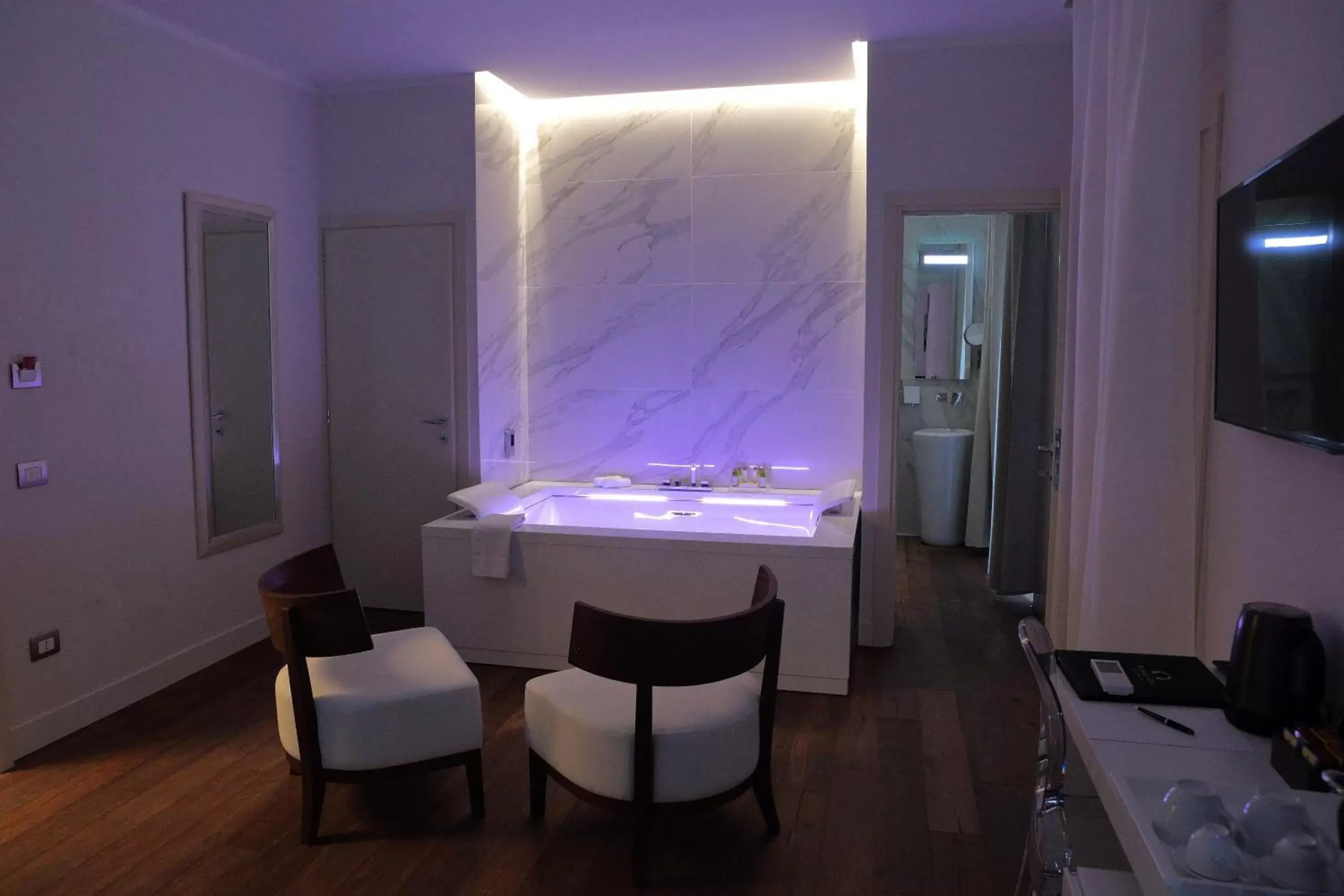 Hot Tub, Bathroom in Palazzo Cini Luxury Rooms in Pisa