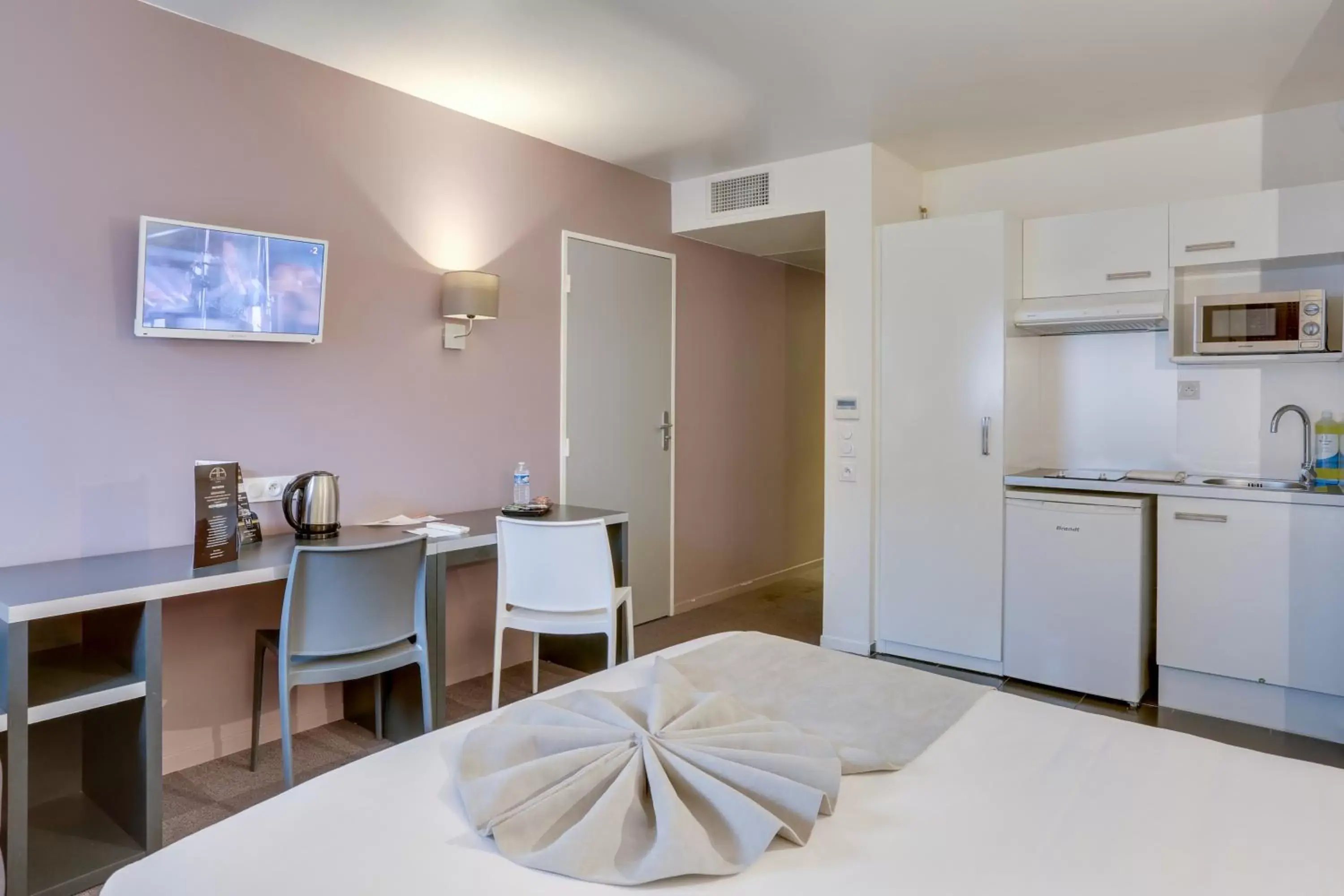 Kitchen or kitchenette, Kitchen/Kitchenette in All Suites Appart Hôtel Aéroport Paris Orly – Rungis