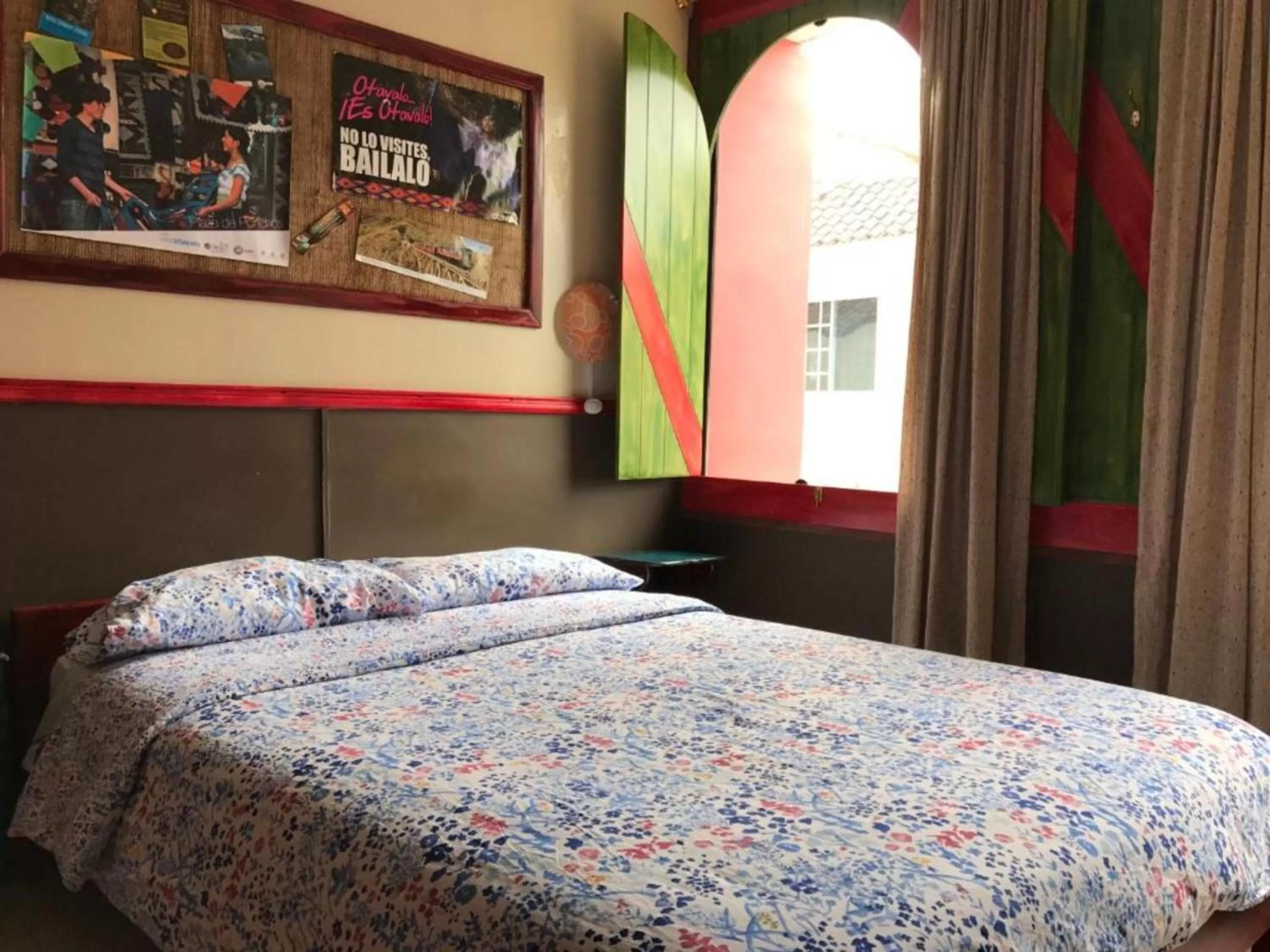 Photo of the whole room, Bed in Flying Donkey