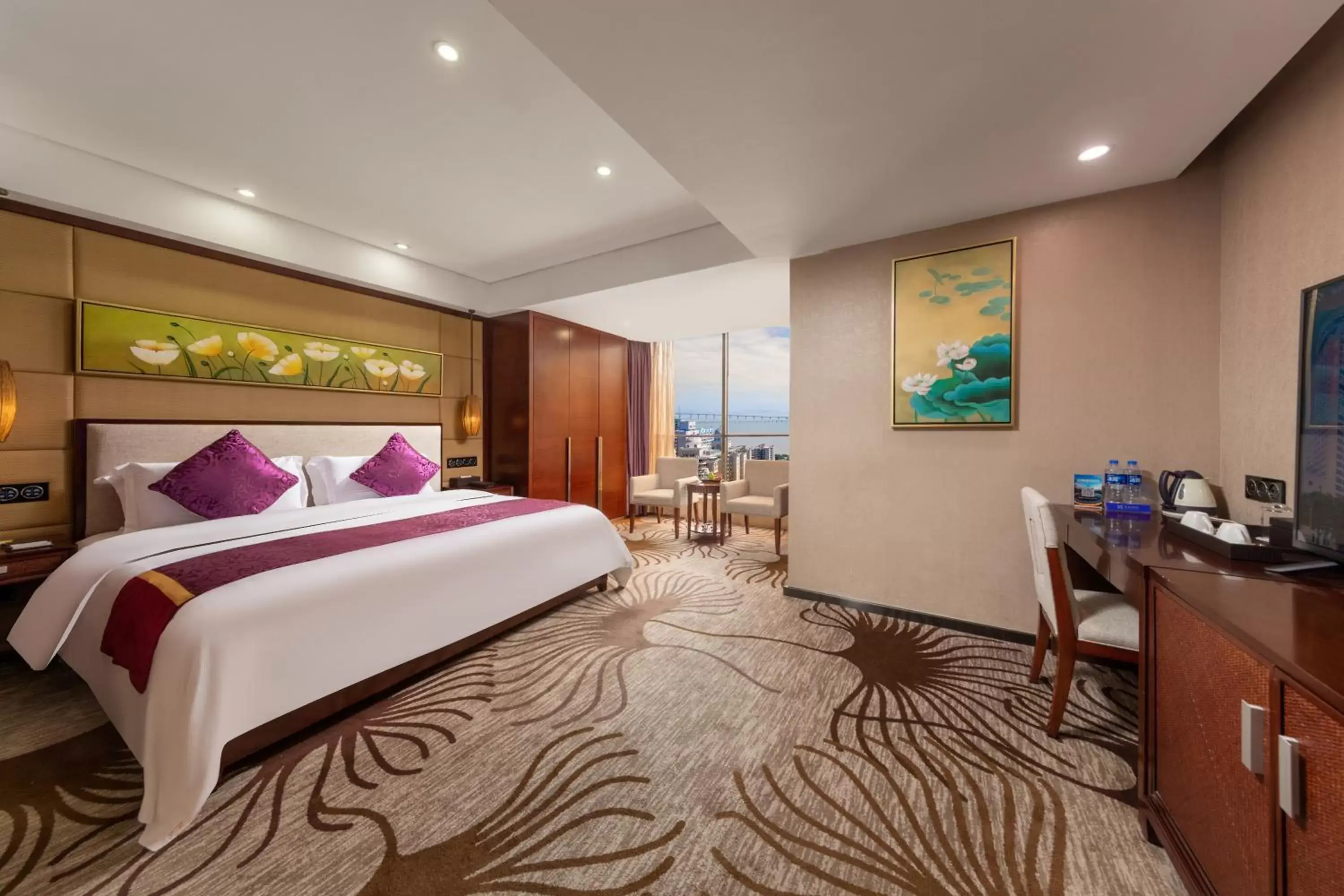 Deluxe Executive Queen Room in Guangdong Hotel (Zhuhai) Deluxe Executive Queen Room in Guangdong Hotel (Zhuhai)