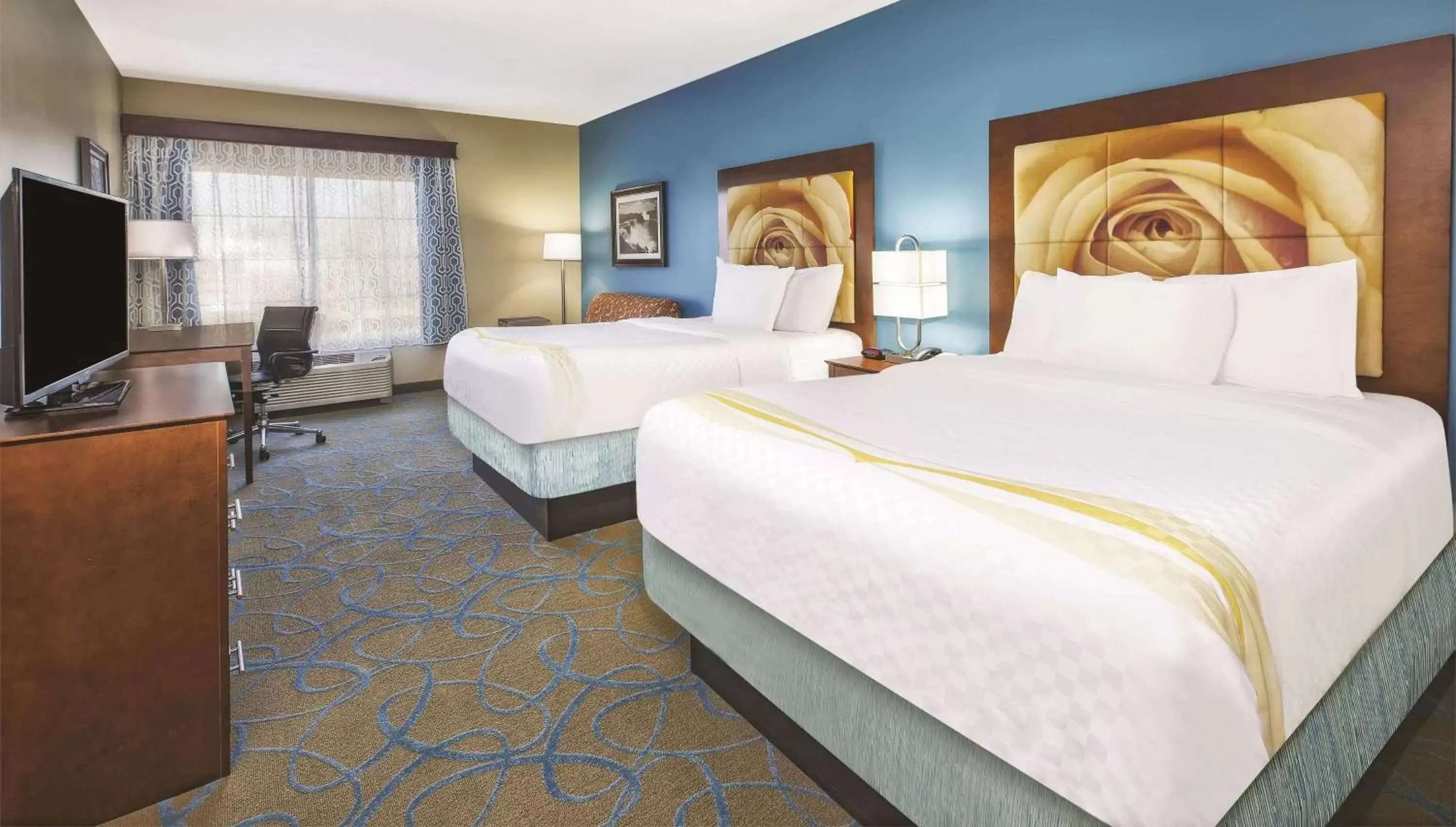 Photo of the whole room, Bed in La Quinta by Wyndham Niagara Falls