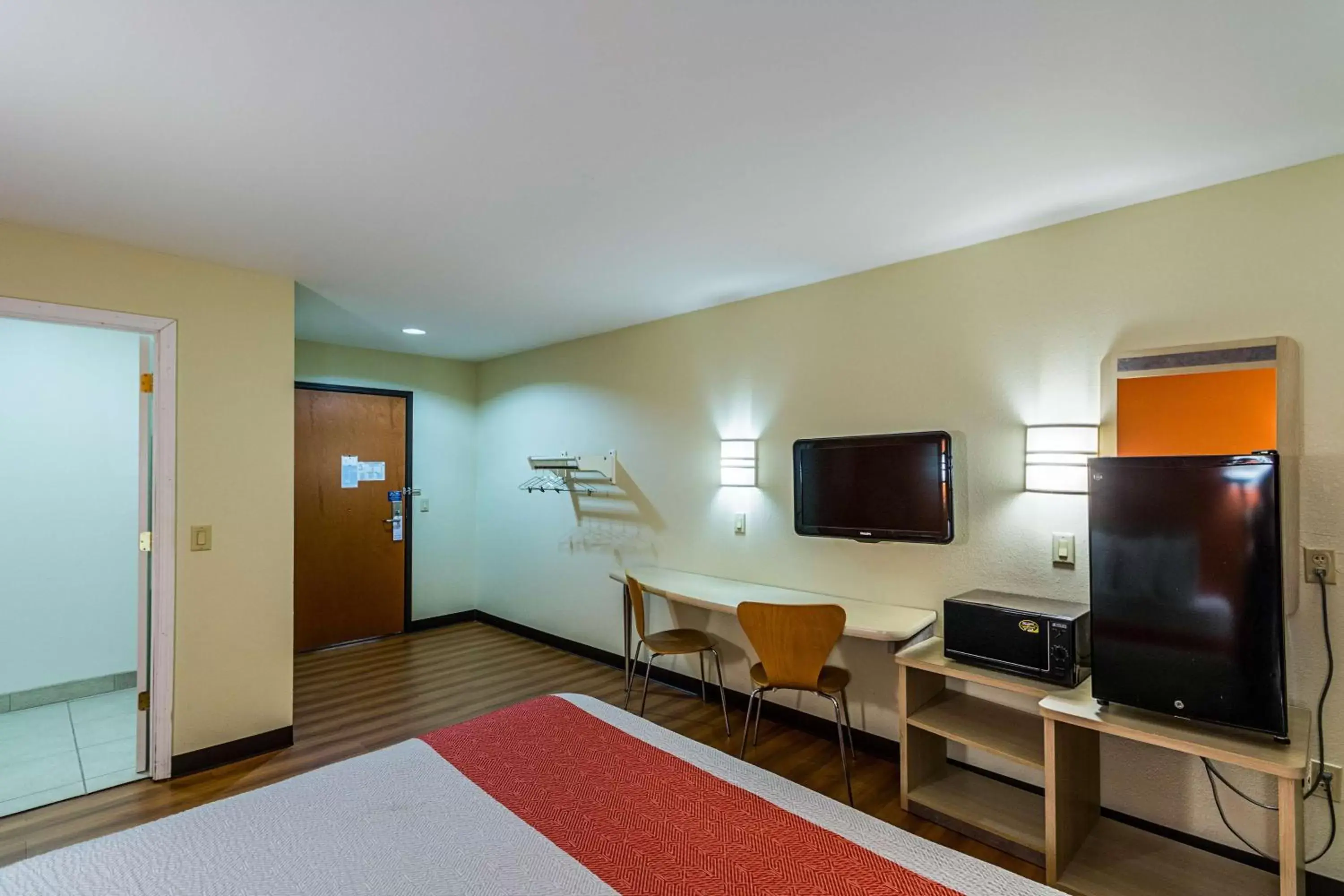 Photo of the whole room, TV/Entertainment Center in Motel 6-Urbana, IL