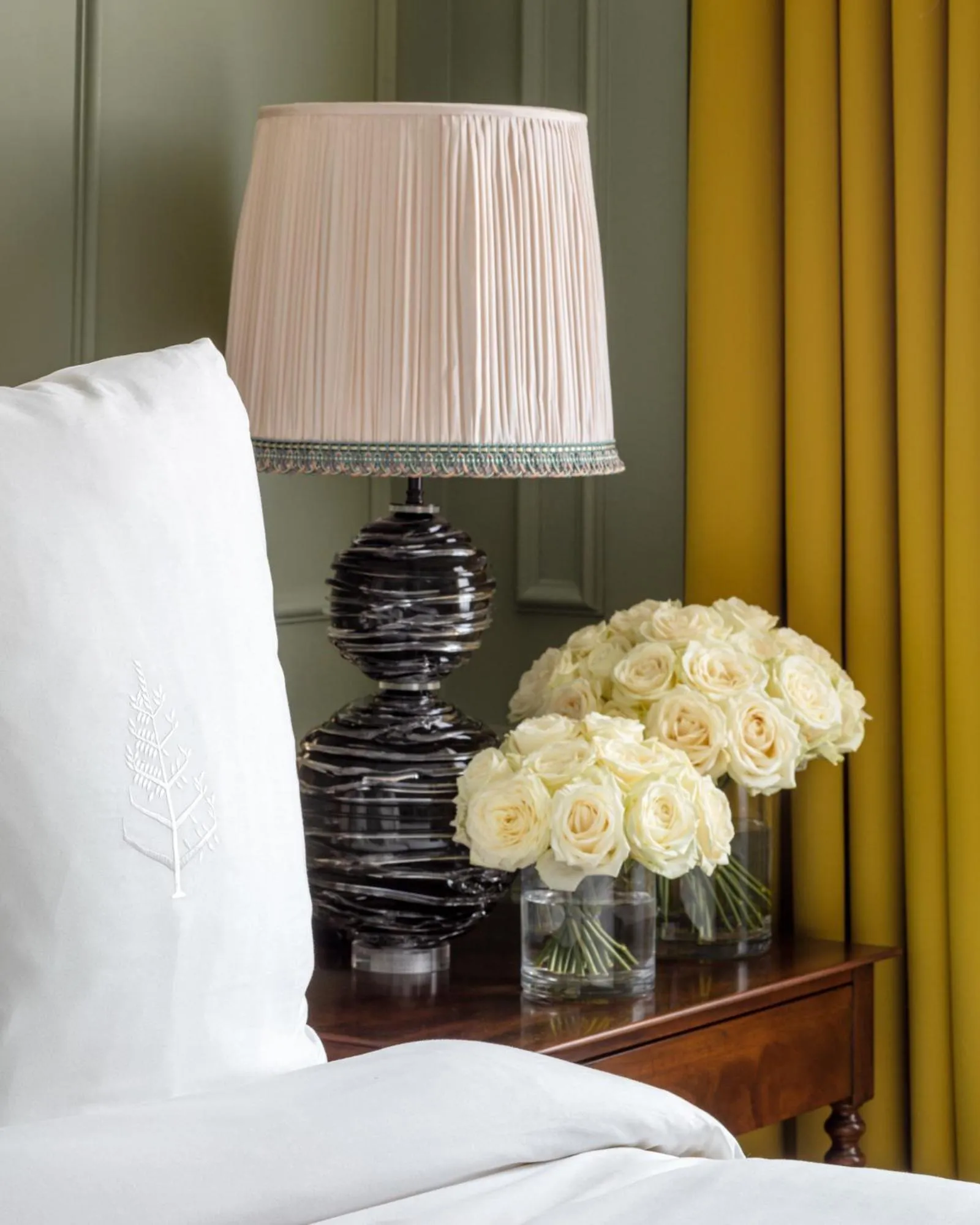 Bed in Four Seasons Hotel Hampshire