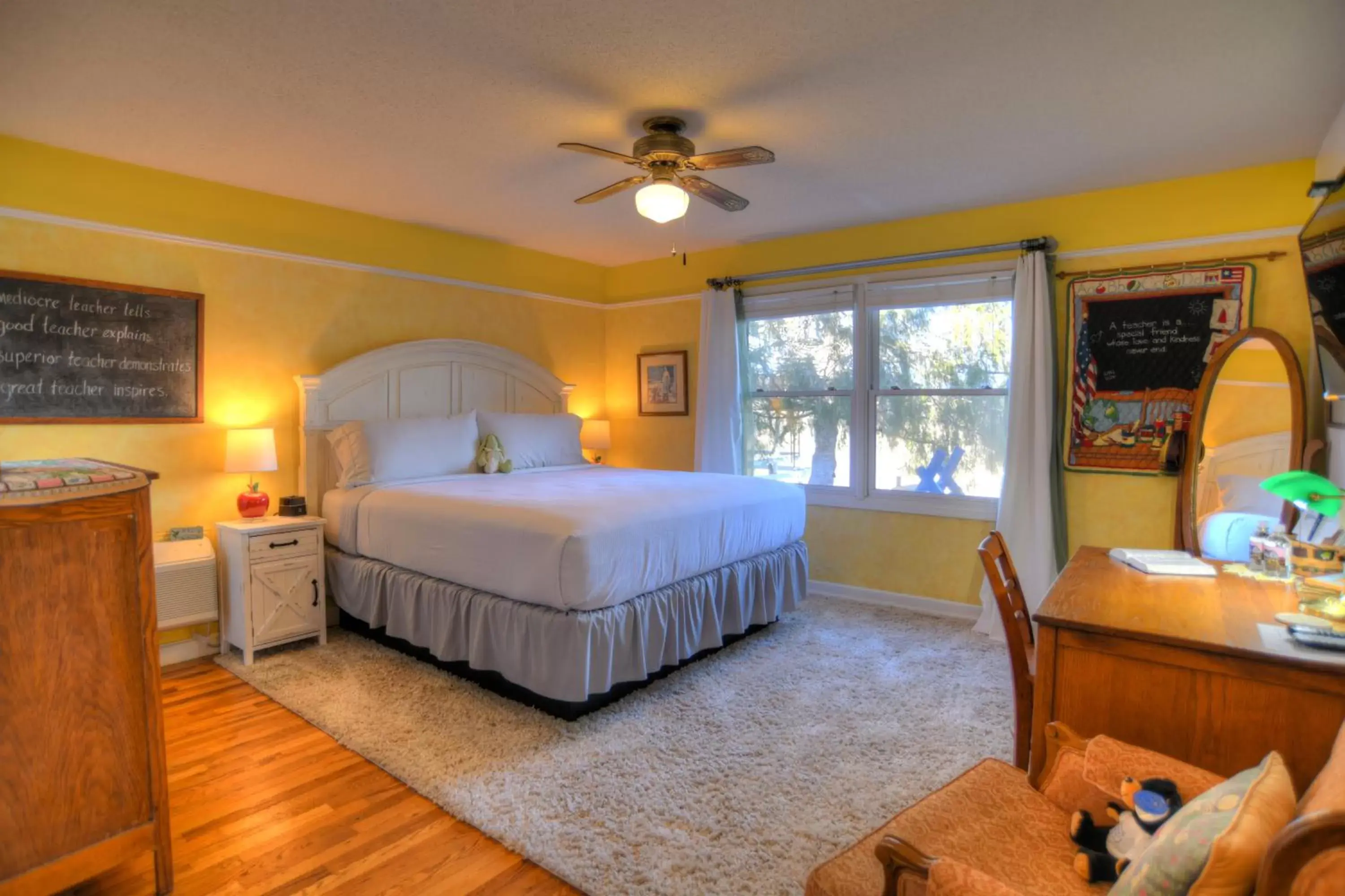 Bedroom, Bed in Blue Mountain Mist Country Inn