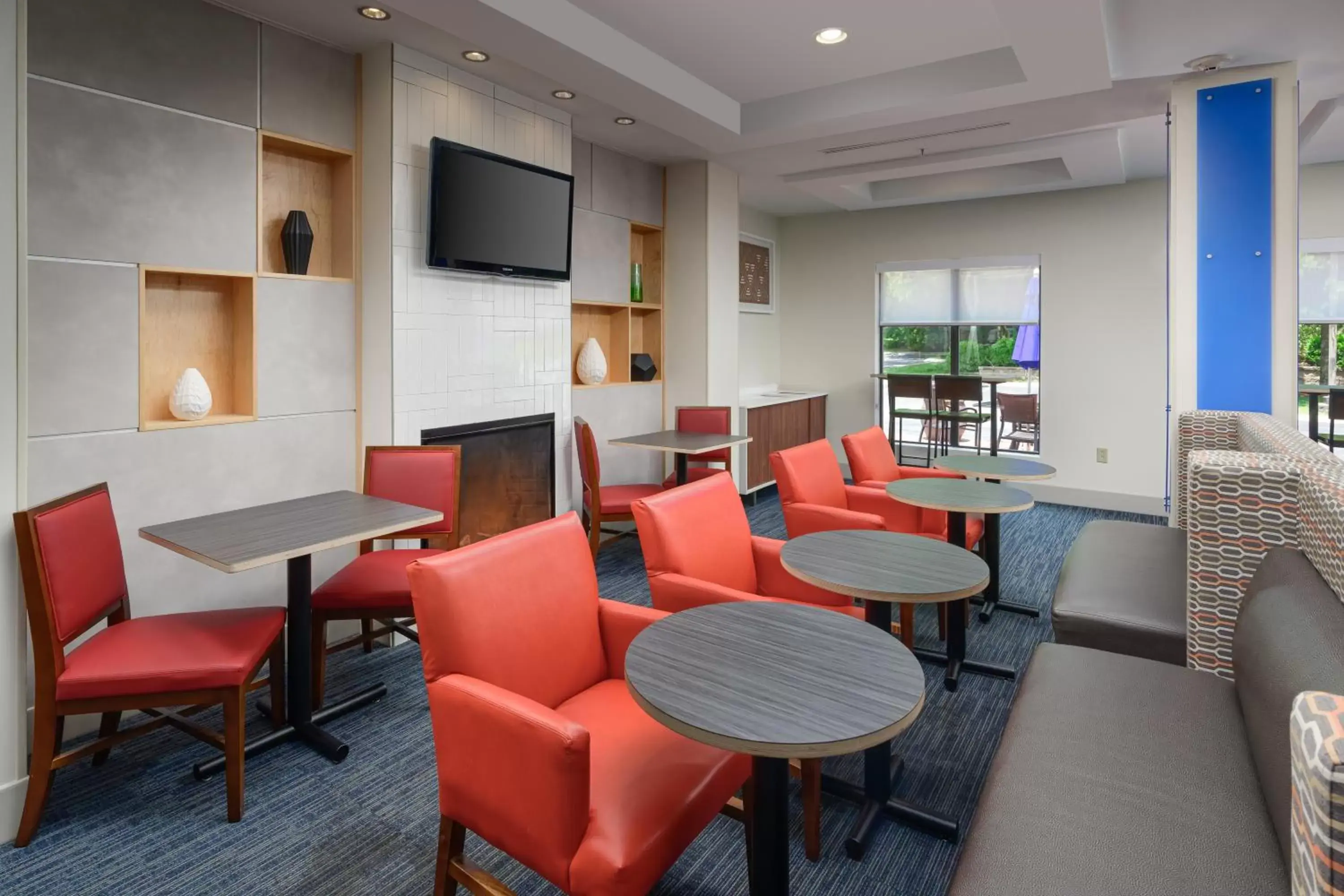 Breakfast, Lounge/Bar in Holiday Inn Express - Tullahoma, an IHG Hotel