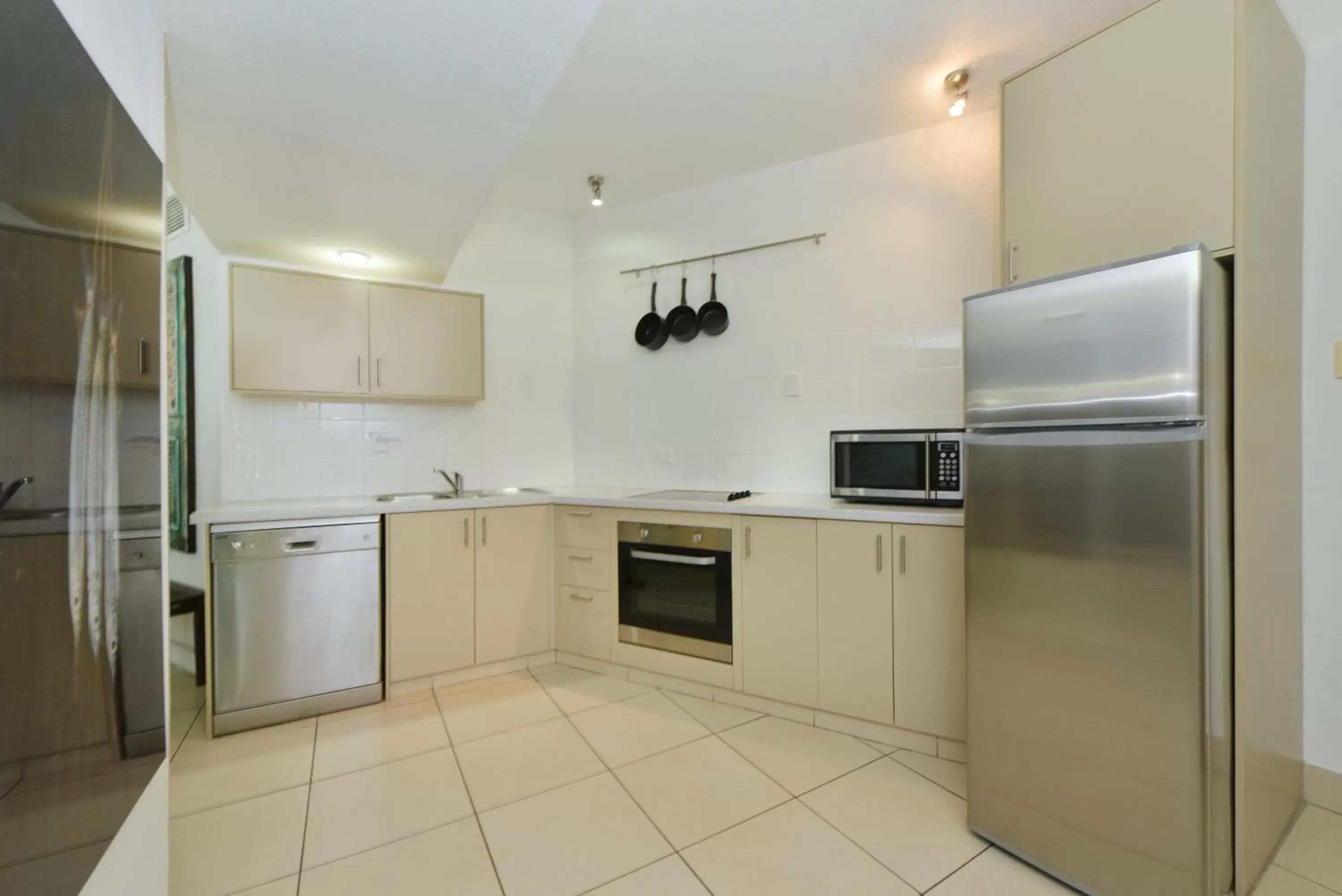 Kitchen or kitchenette, Kitchen/Kitchenette in Club Tropical Resort with Onsite Reception & Check In