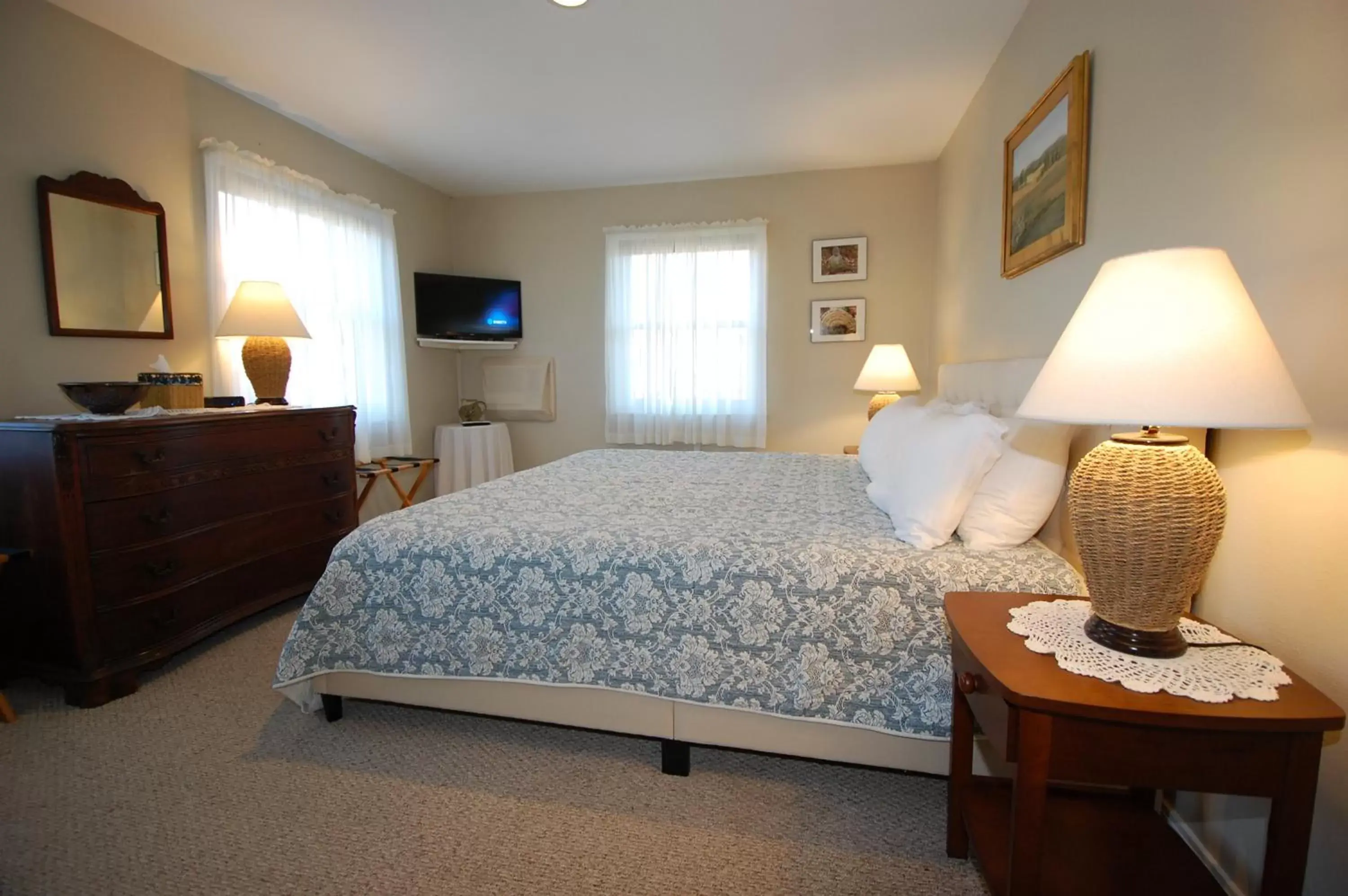 Bedroom, Bed in Shaker Mill Inn