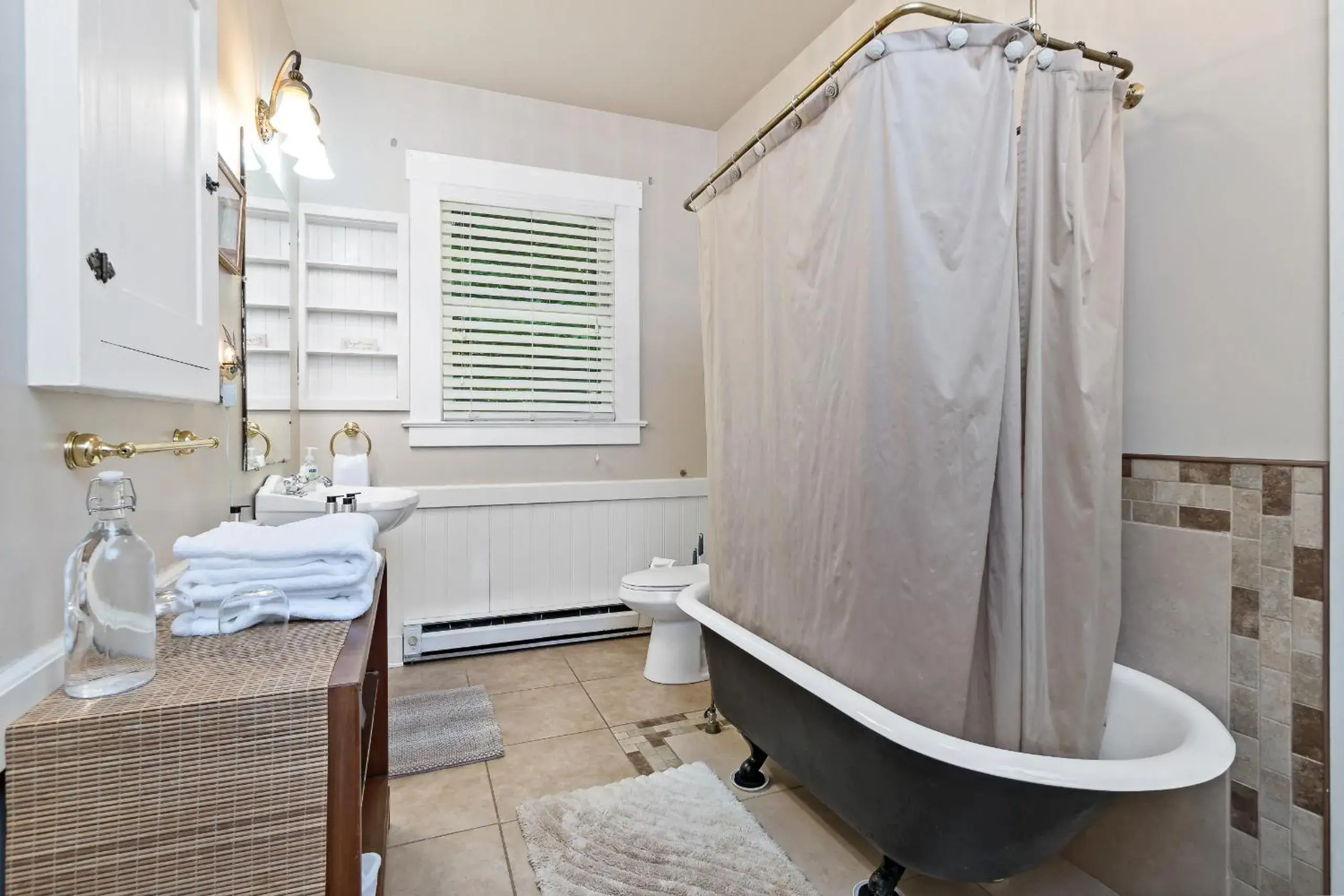 Bathroom in Mountain Meadows Inn