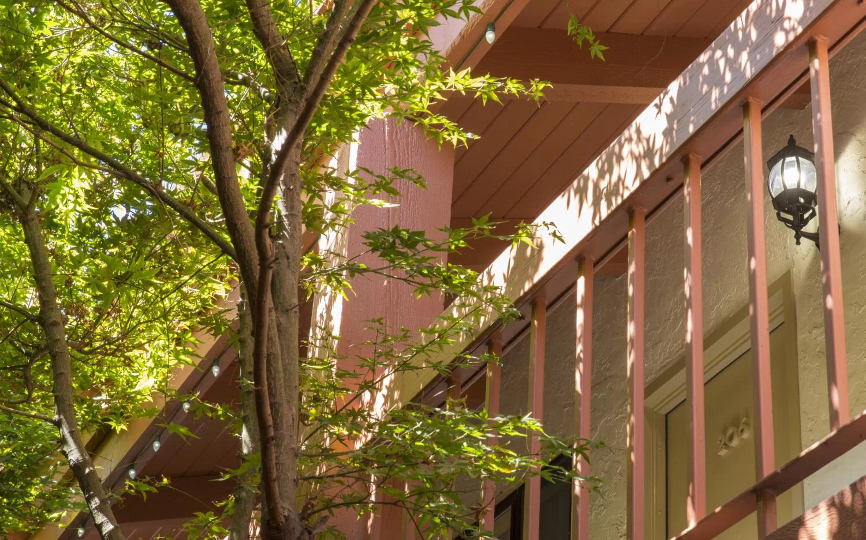 Property building in Campbell Inn Hotel