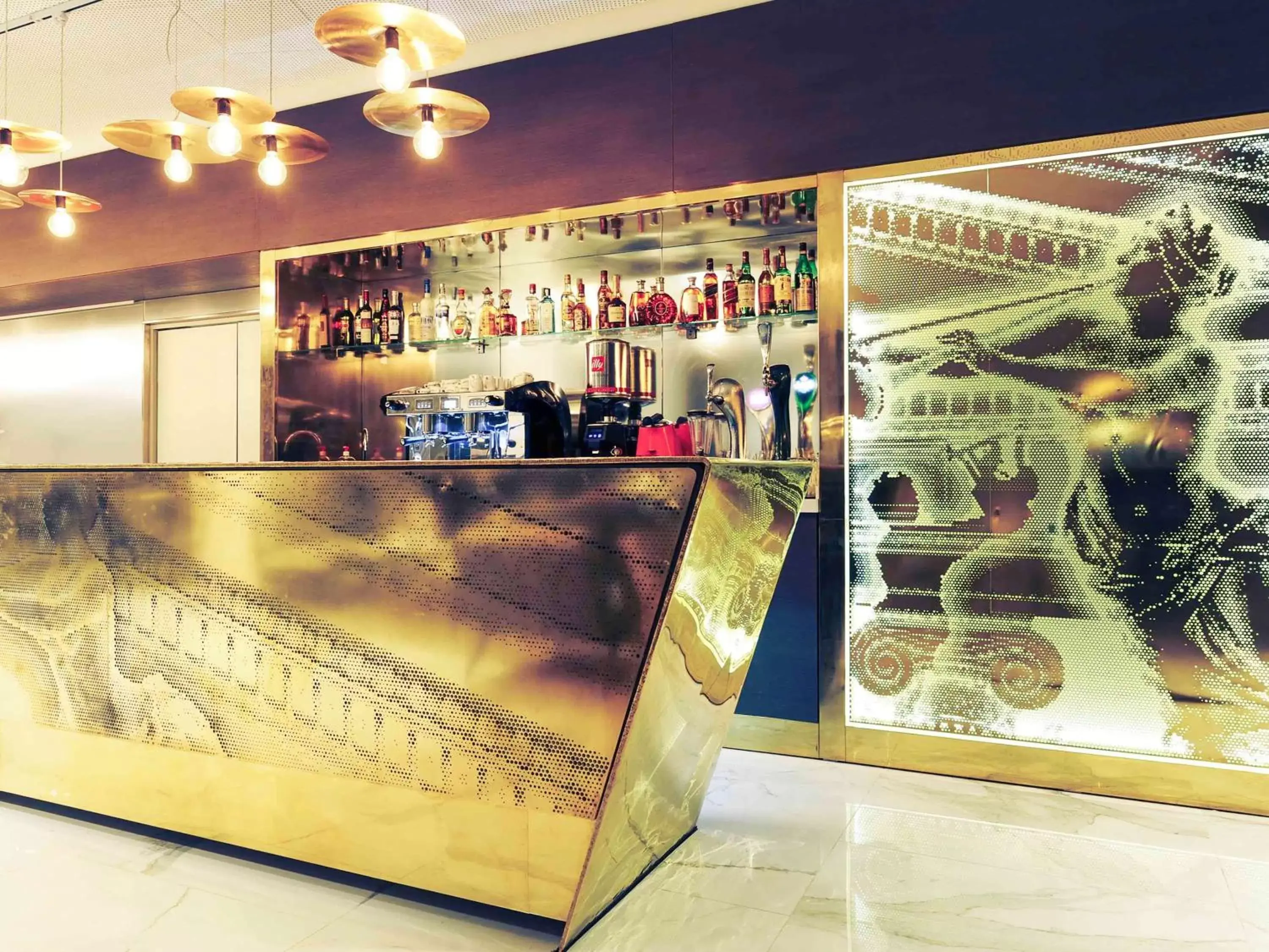 Lounge or bar in Mercure Bucharest City Center