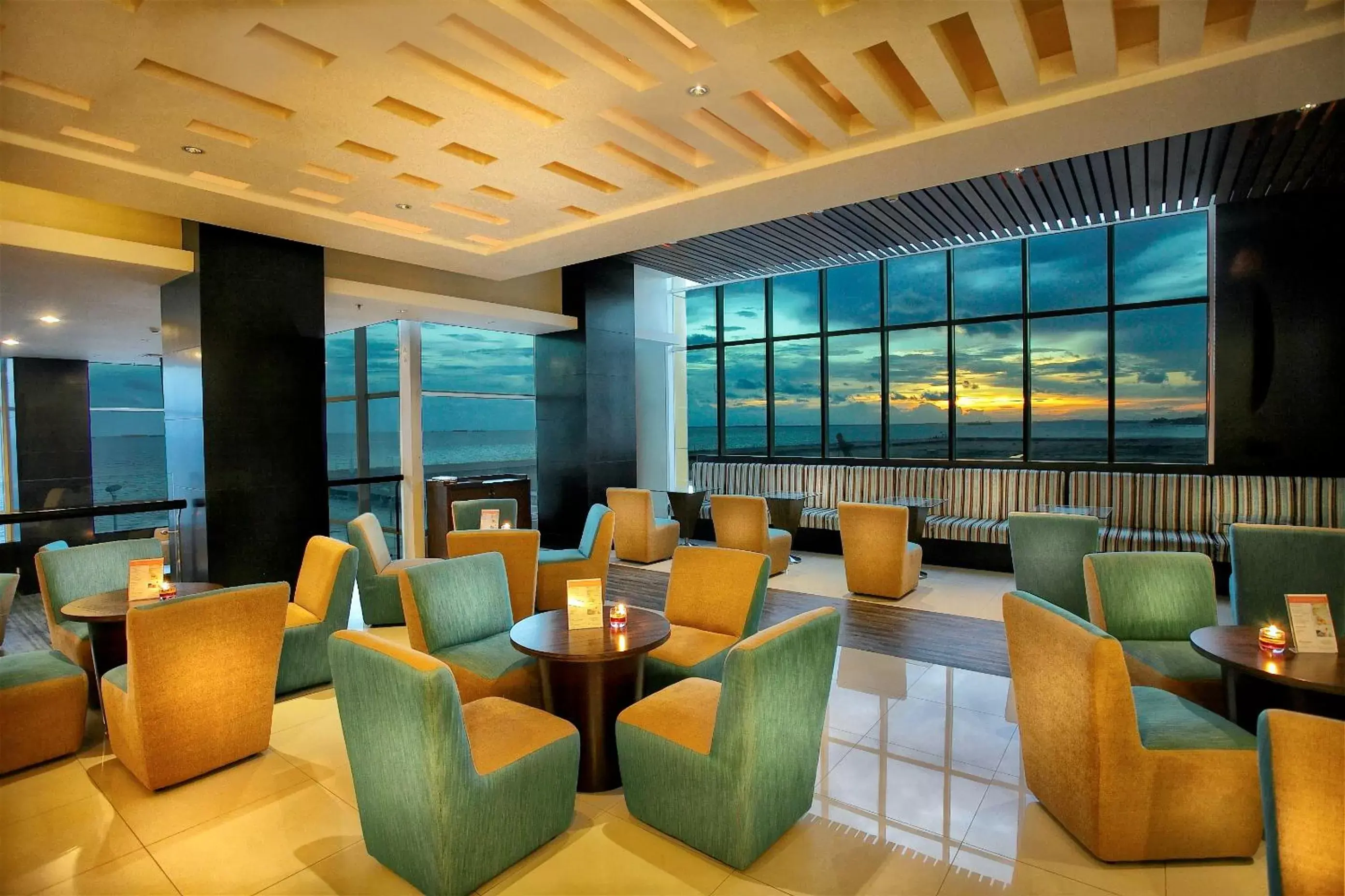 Lounge or bar in Swiss-Belhotel Balikpapan