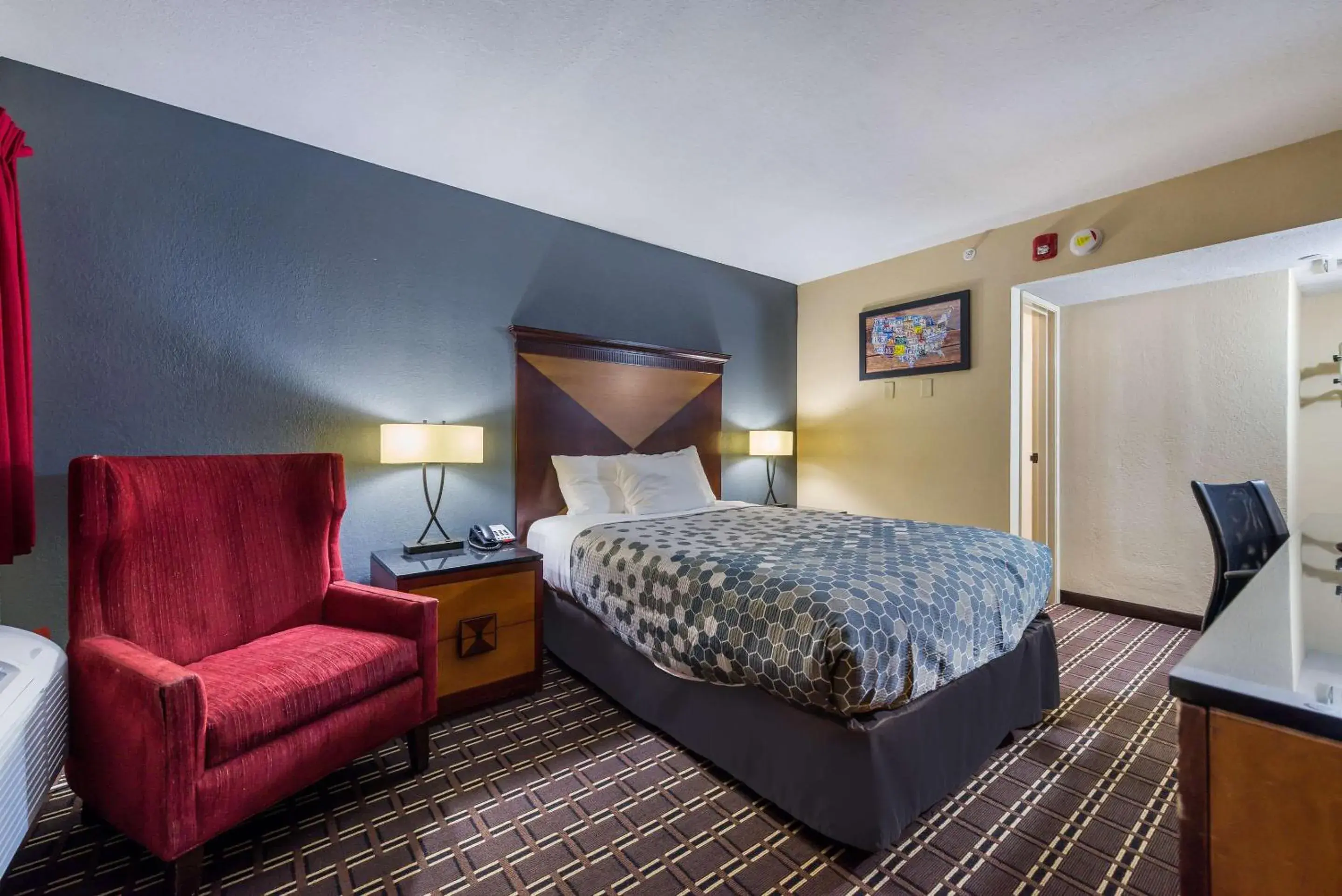 Queen Room - Non-Smoking in Econo Lodge Inn & Suites