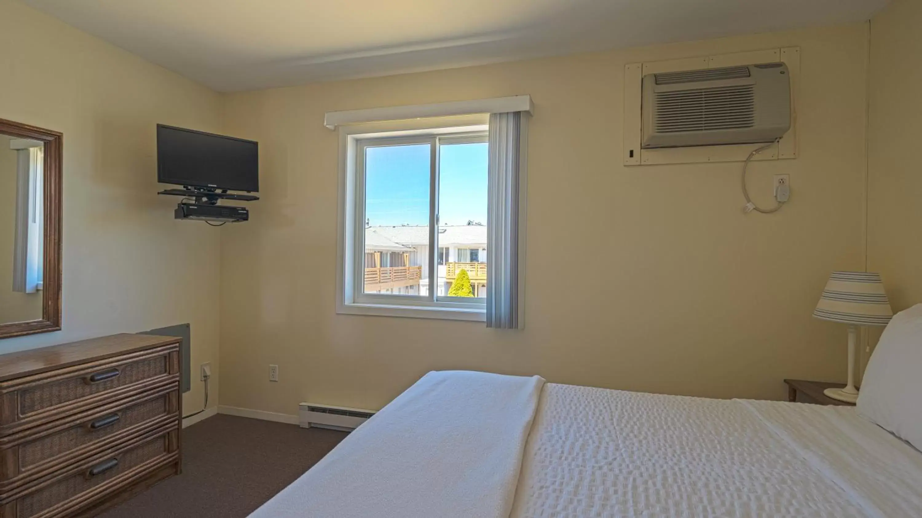 Bed in Montauk Oceanside Suites