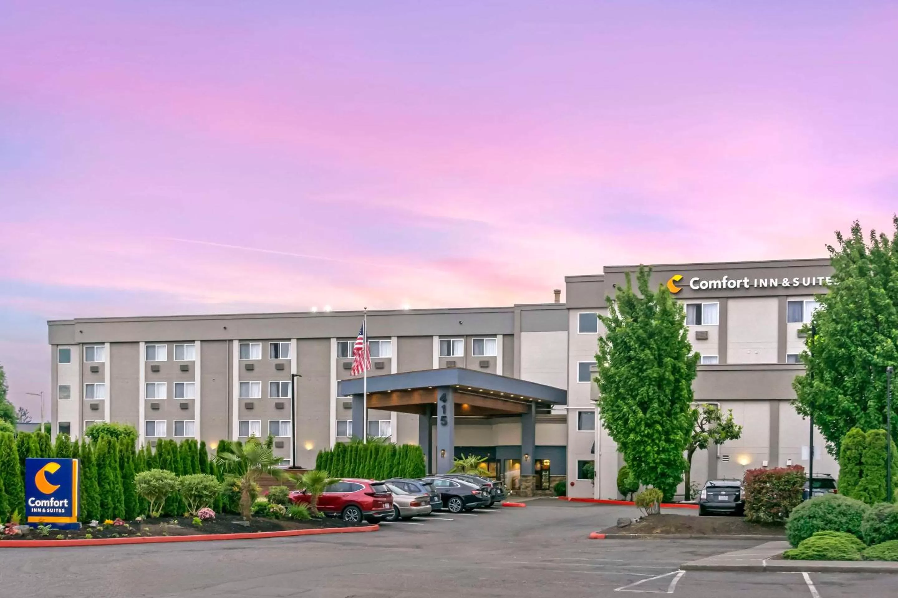 Property building in Comfort Inn & Suites Pacific - Auburn