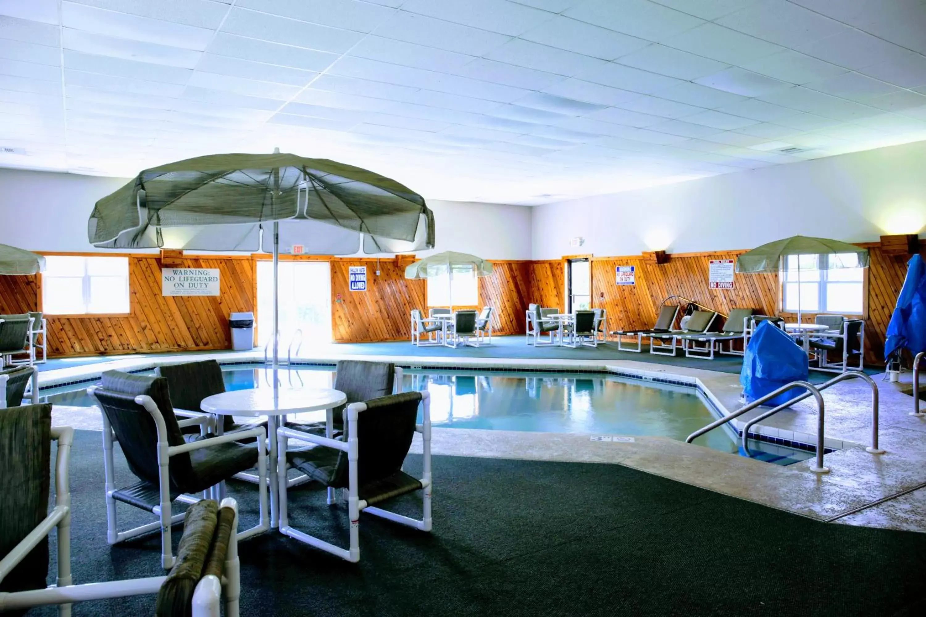 Swimming Pool in Country Inn & Suites by Radisson, Sparta, WI