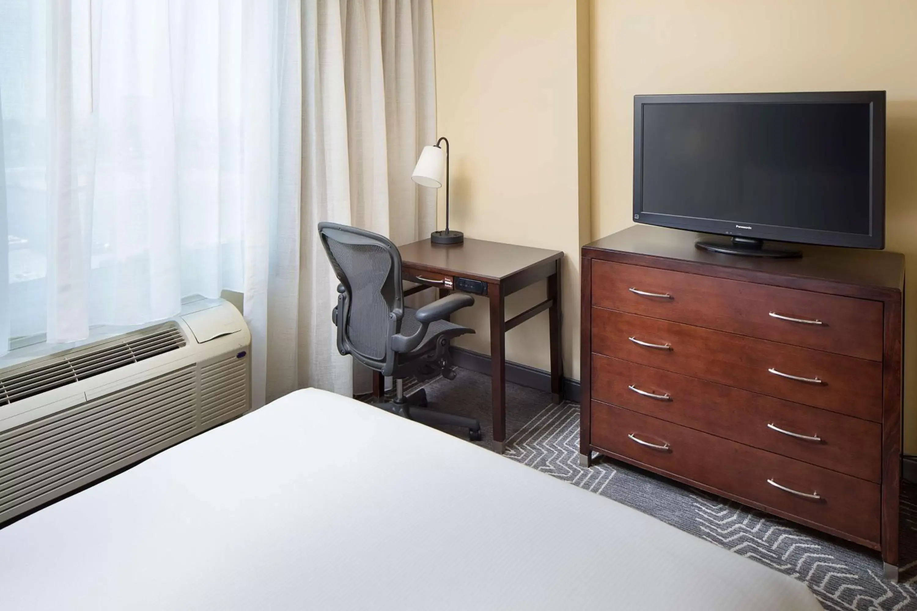 Bedroom, TV/Entertainment Center in DoubleTree by Hilton Los Angeles/Commerce