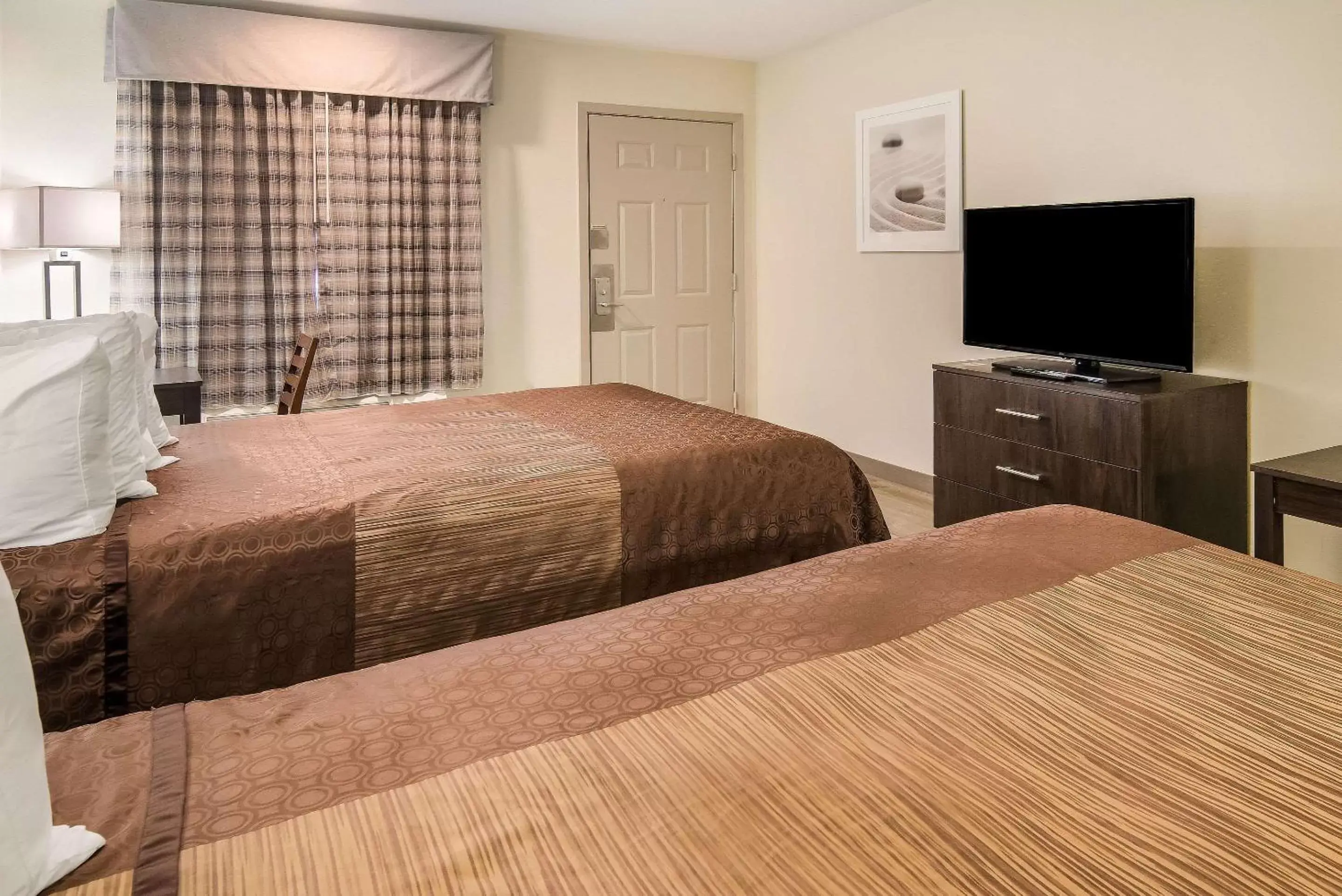 Photo of the whole room, Bed in Quality Inn & Suites Dallas-Cityplace