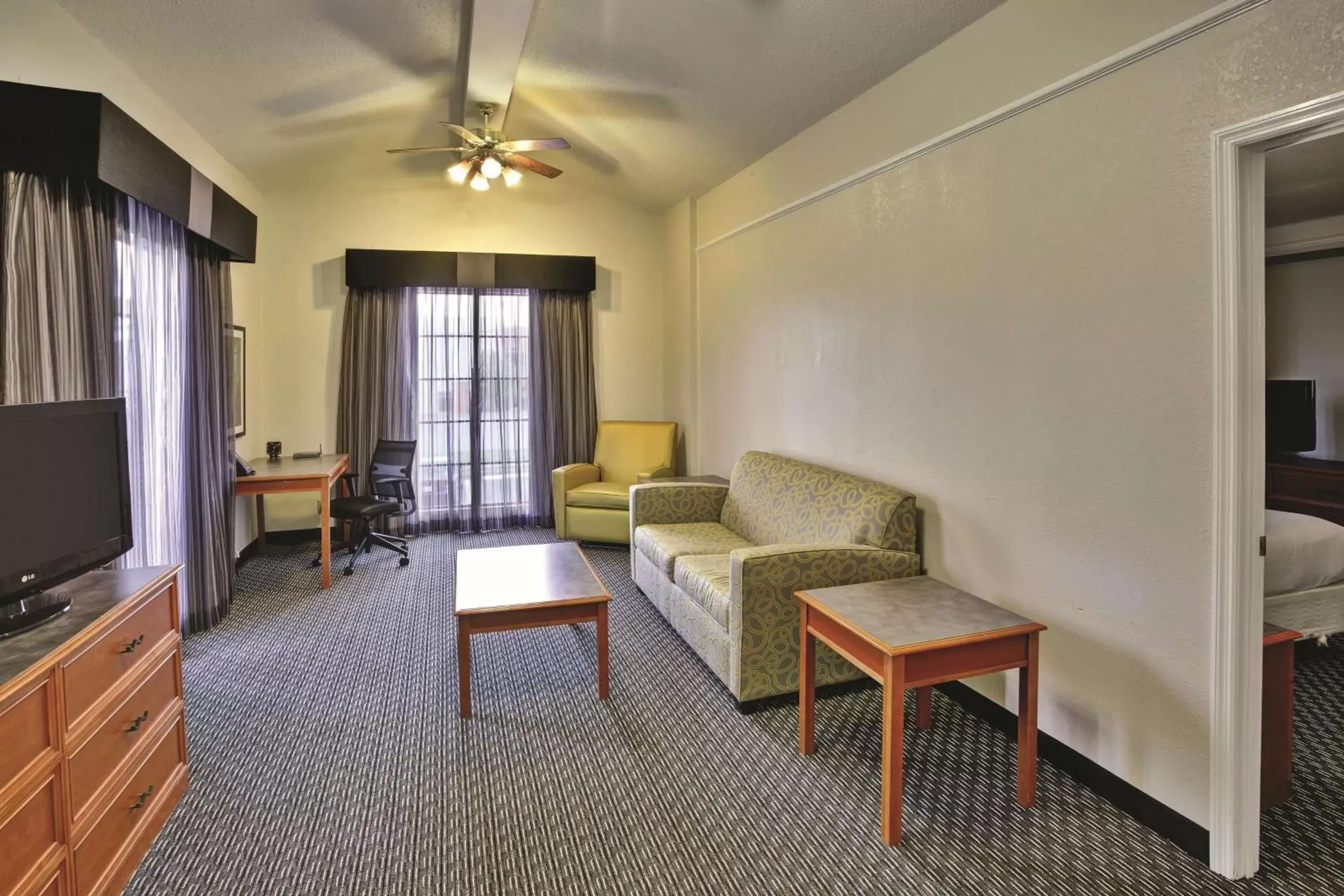 Photo of the whole room, Seating Area in La Quinta Inn by Wyndham Nashville South