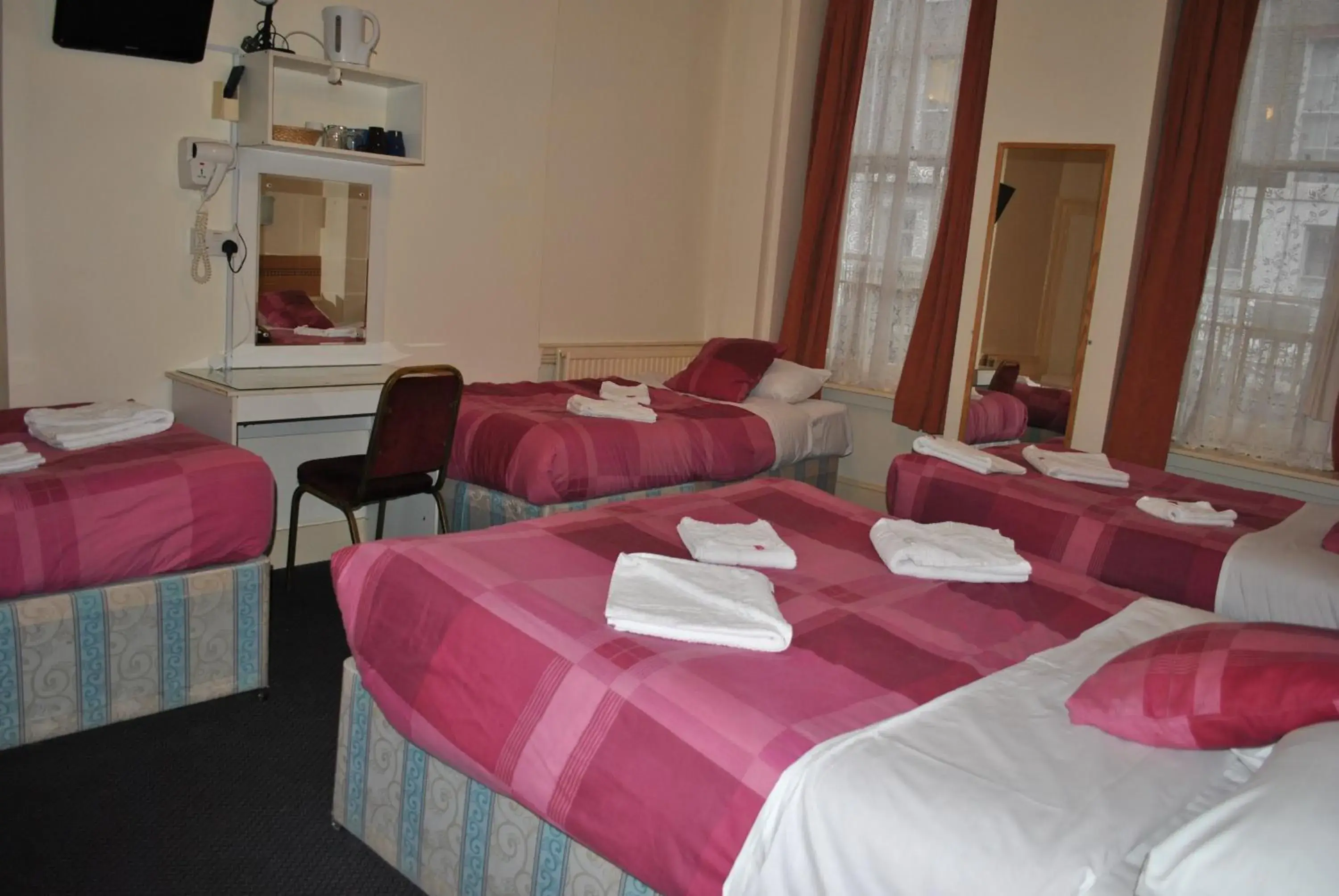 Coffee/tea facilities, Bed in Guilford House Hotel