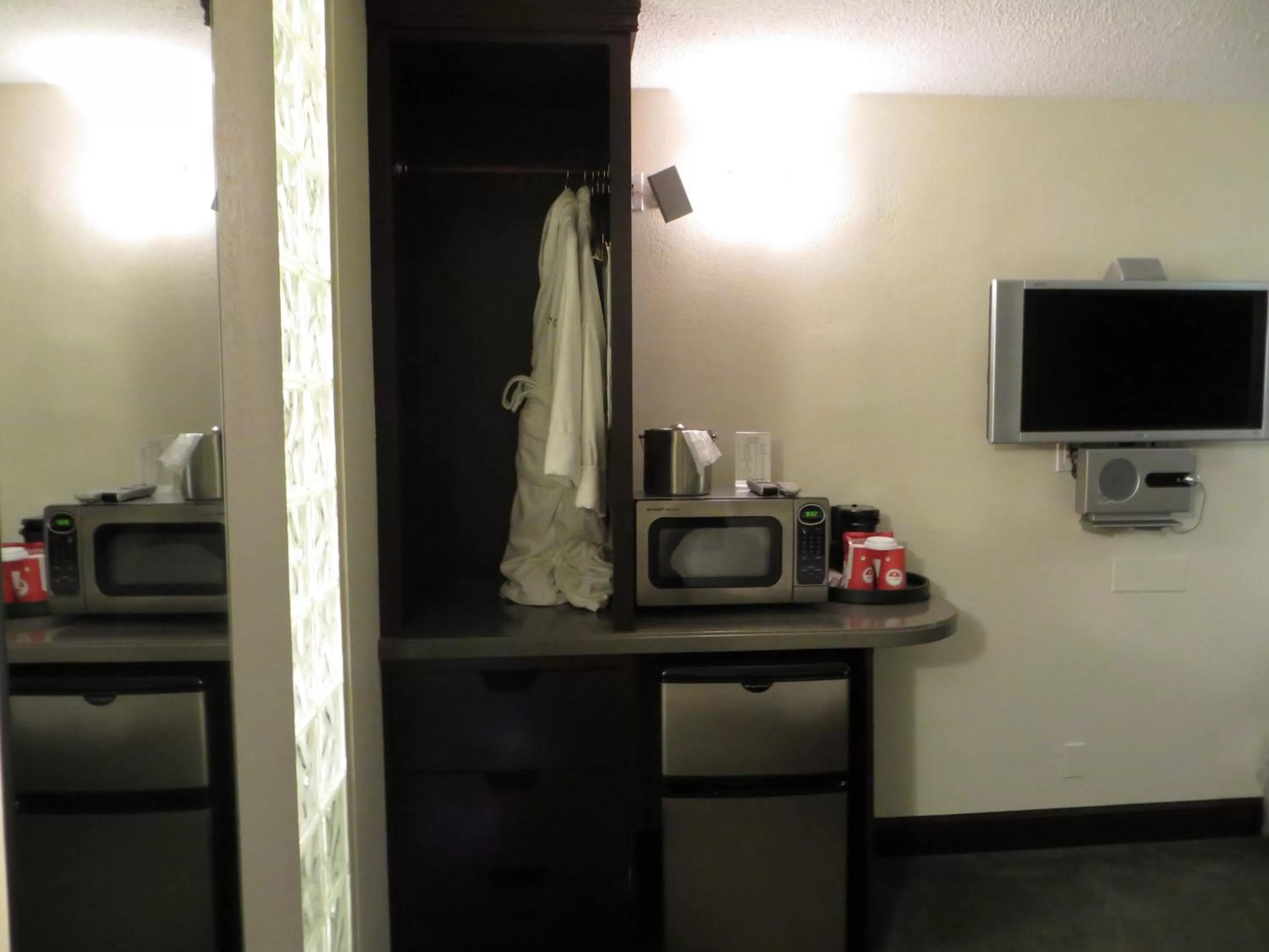 TV and multimedia, TV/Entertainment Center in Mark Twain Hotel