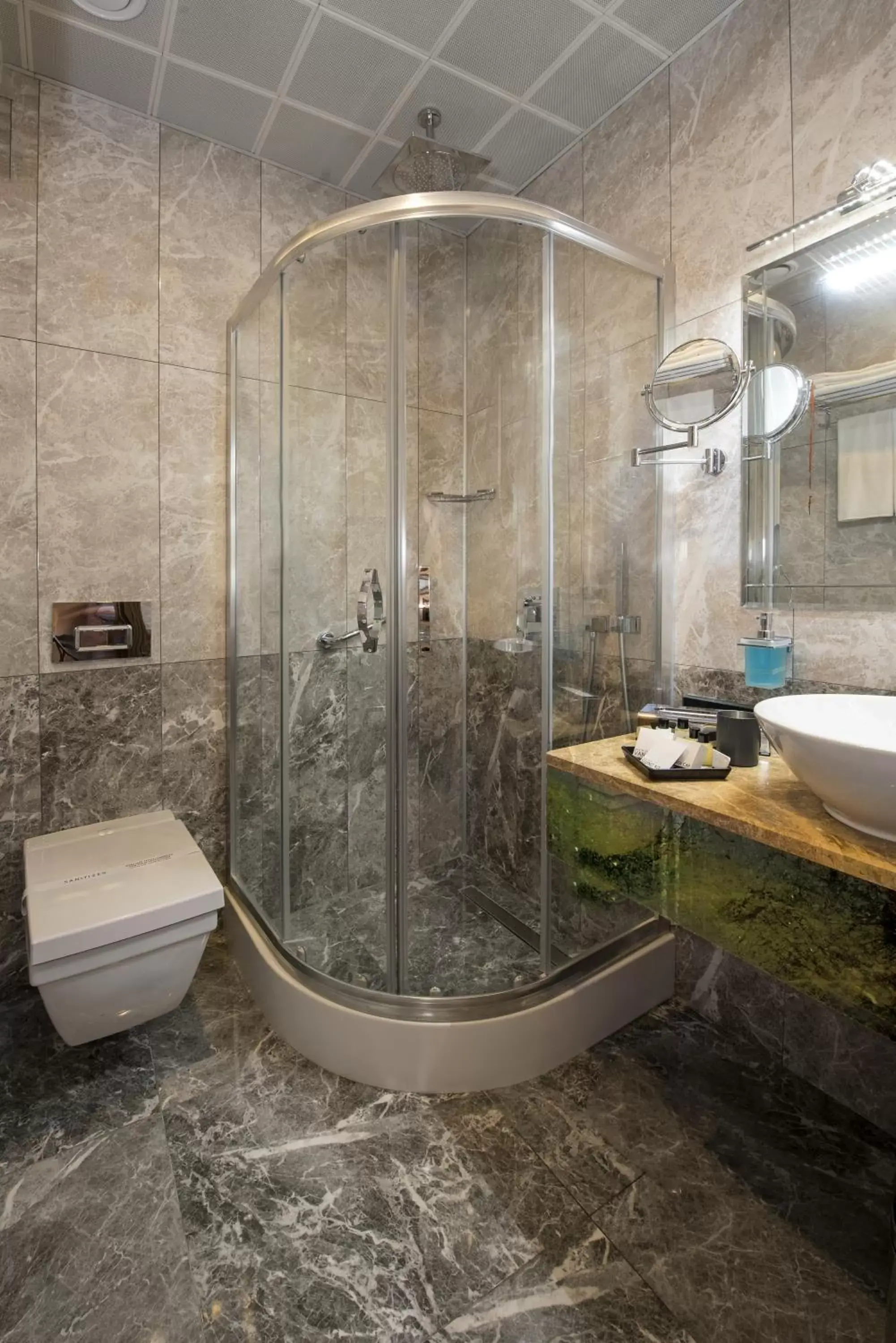 Shower, Bathroom in Perapolis Hotel