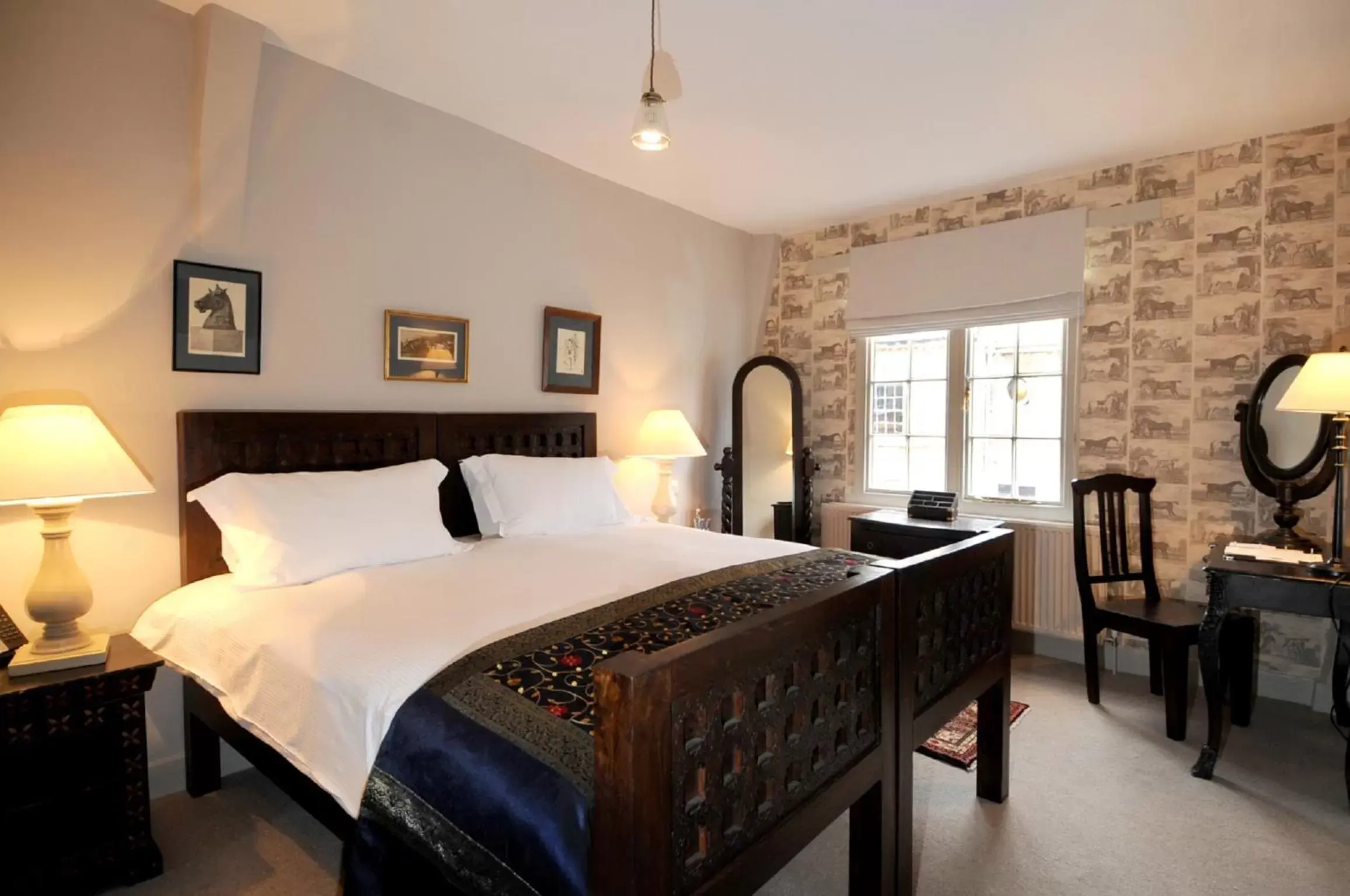 Photo of the whole room, Bed in The Bull And Swan