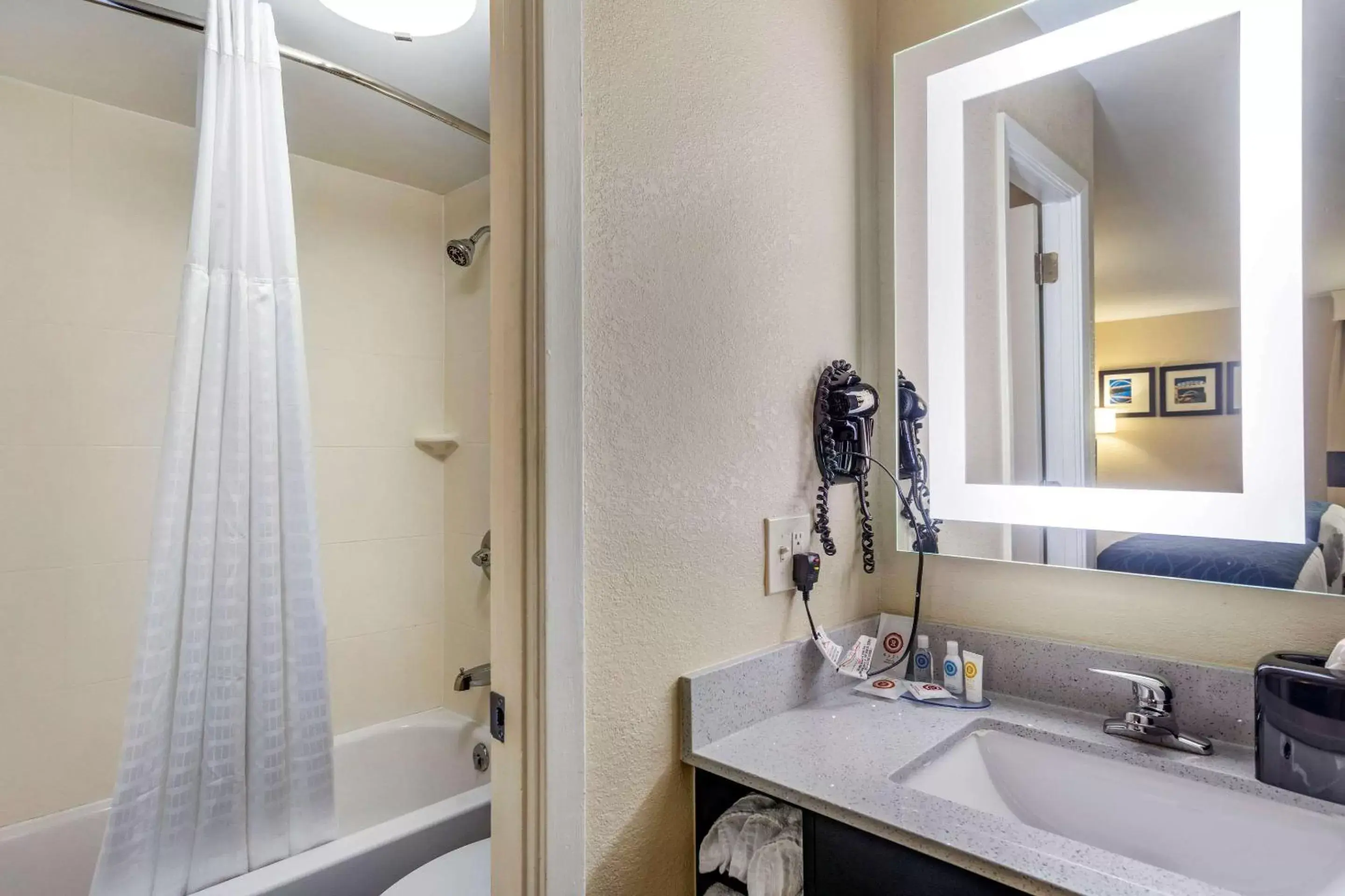 Bathroom in Comfort Inn Nashville – Opryland Area