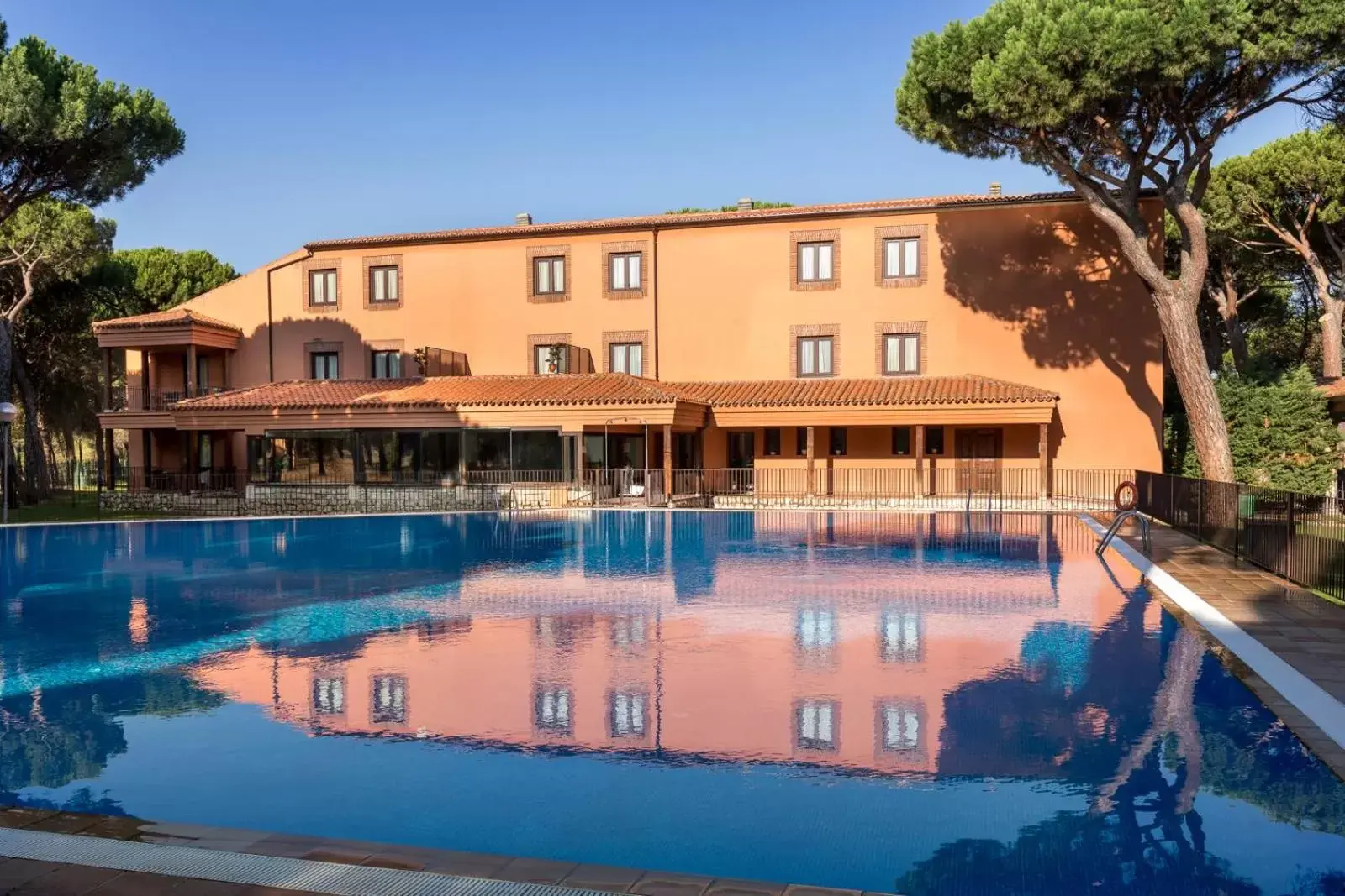 Swimming pool in Parador de Tordesillas Swimming pool in Parador de Tordesillas