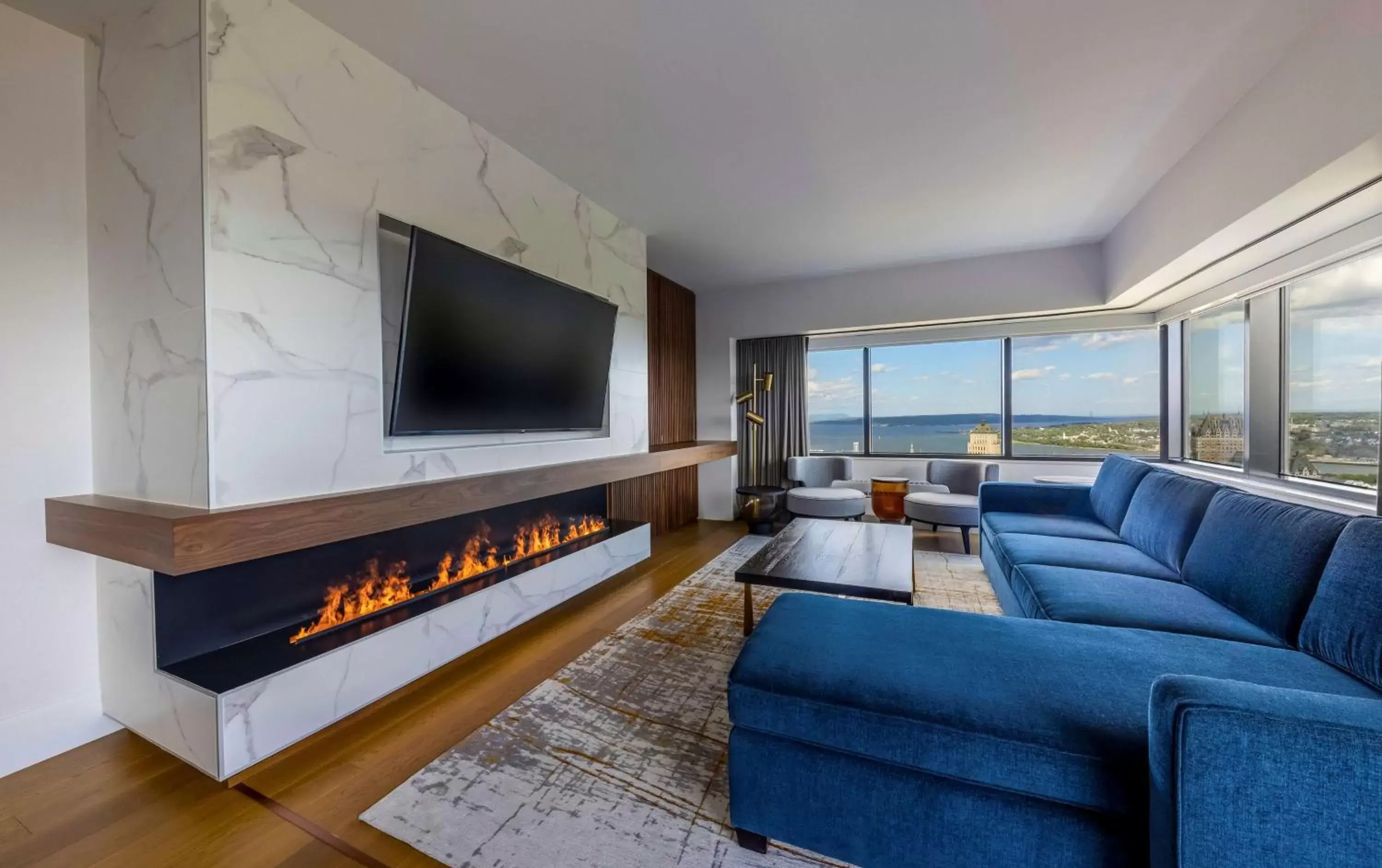 Bedroom, TV/Entertainment Center in Hilton Québec