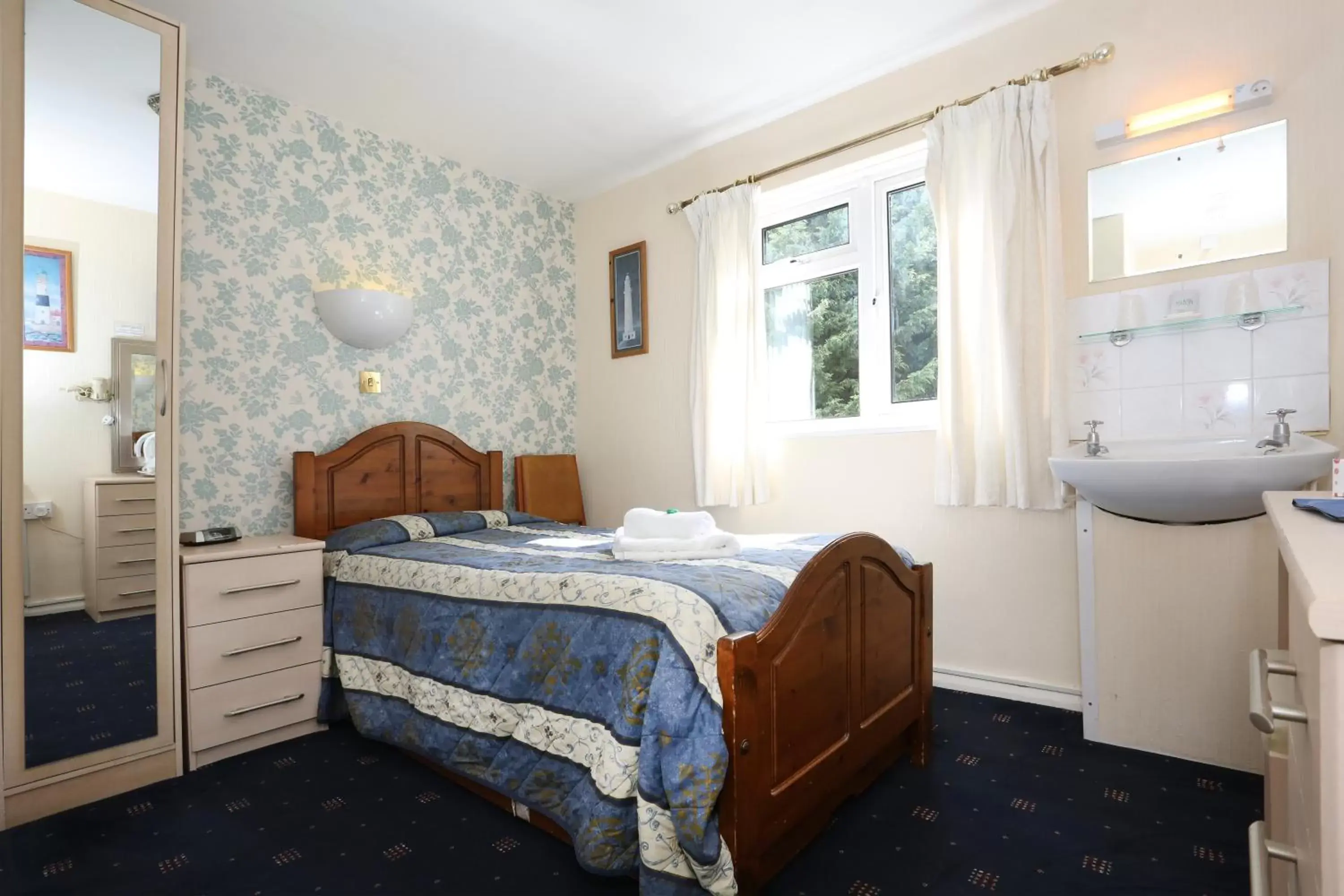 Photo of the whole room, Bed in Dorset Hotel, Isle of Wight