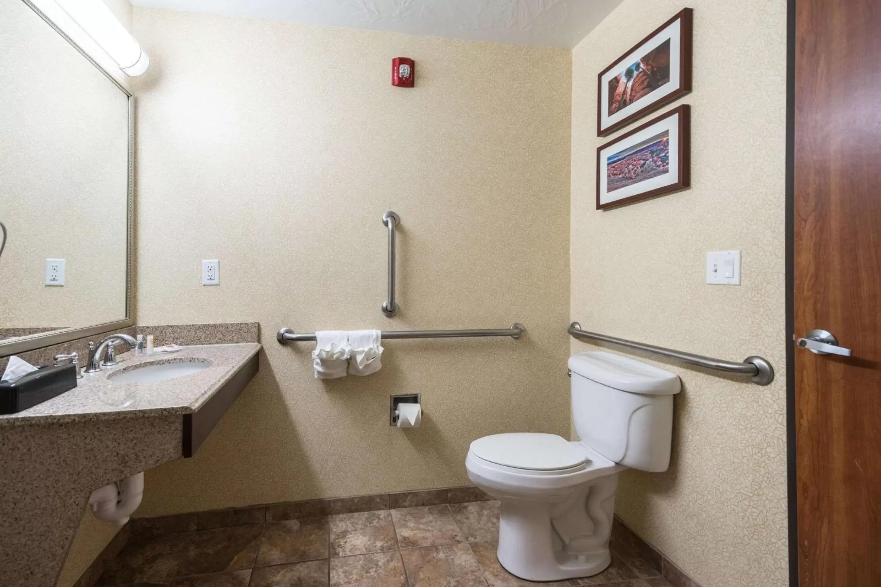 Photo of the whole room, Bathroom in Comfort Inn and Suites Cedar City