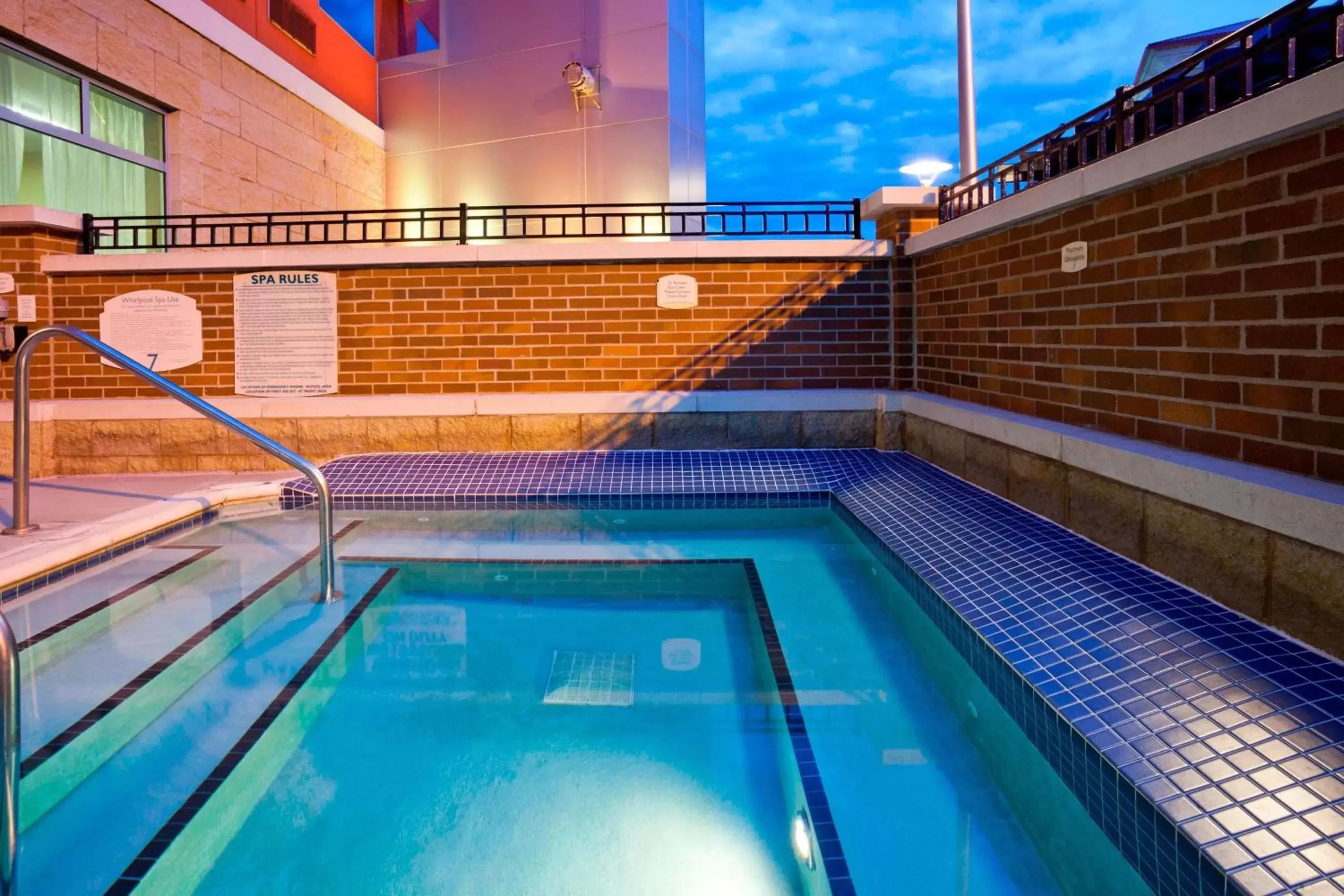 Swimming Pool in Courtyard Minneapolis Maple Grove Arbor Lakes