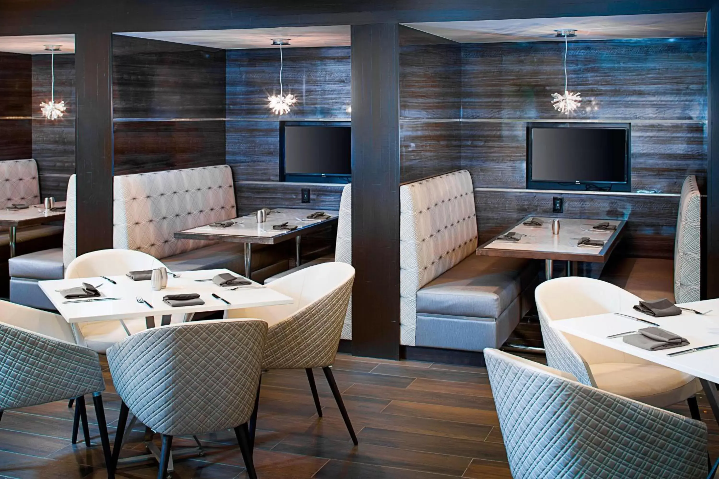 Restaurant/places to eat, TV/Entertainment Center in Dallas Marriott Suites Medical/Market Center