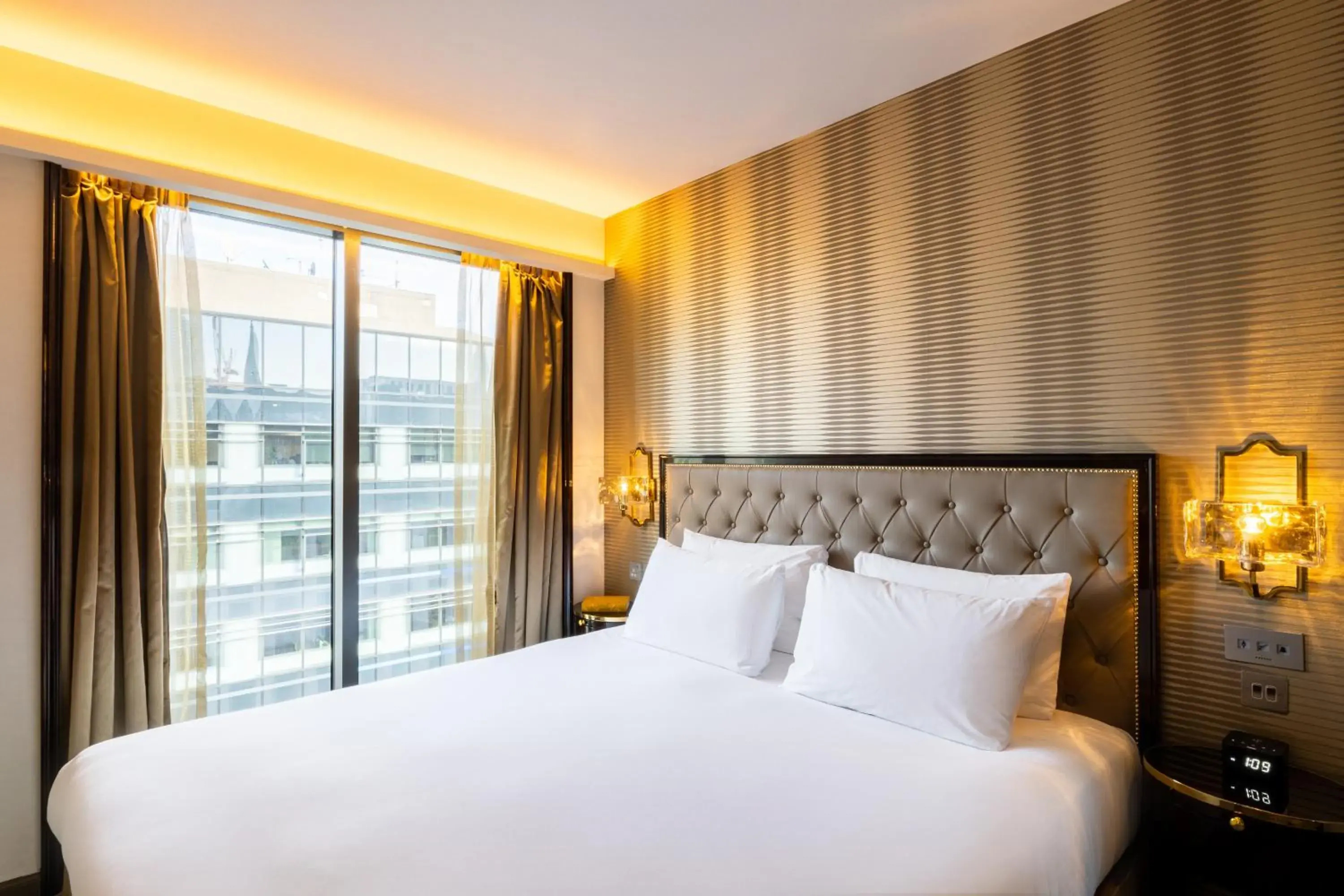 Bed in Hotel Saint London