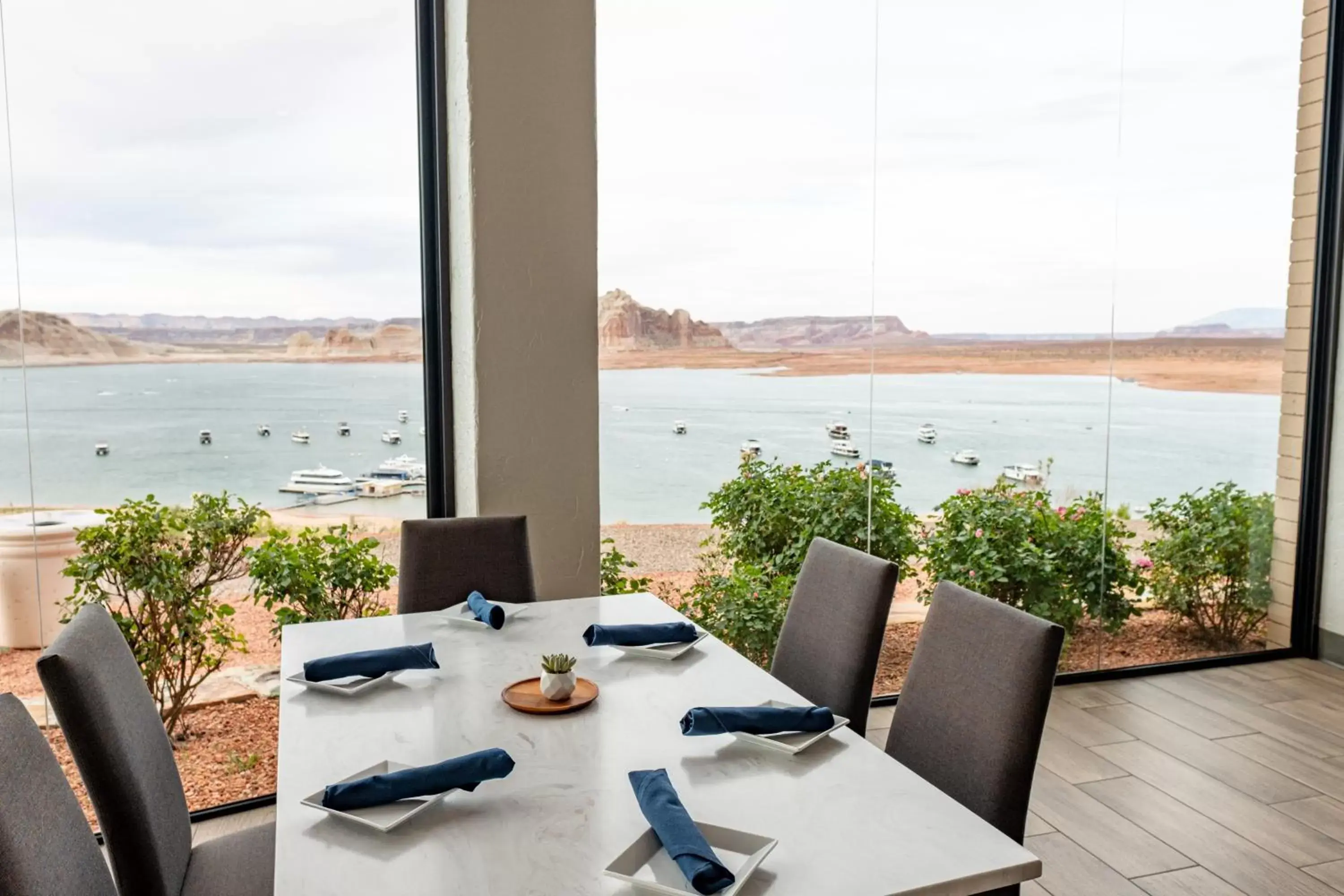 Restaurant/Places to Eat in Lake Powell Resort