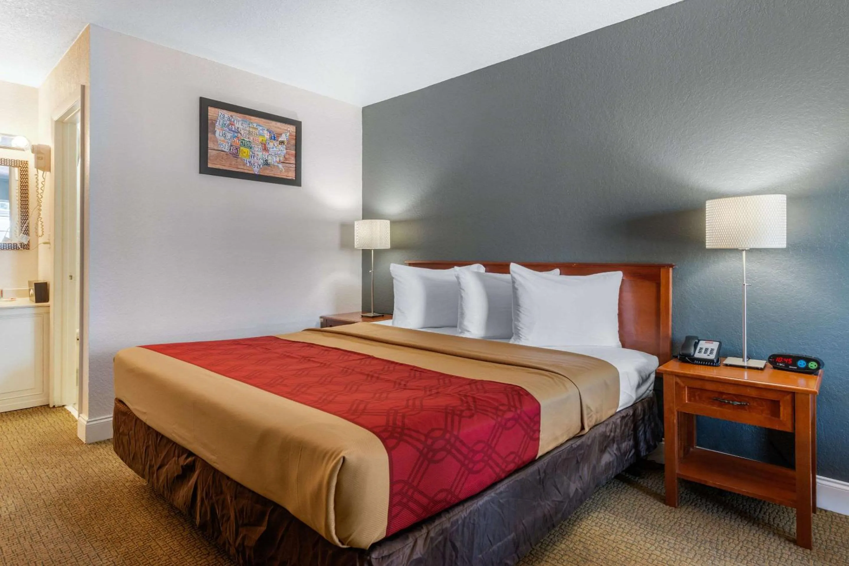 Photo of the whole room, Bed in Econo Lodge Airport - RJ Stadium