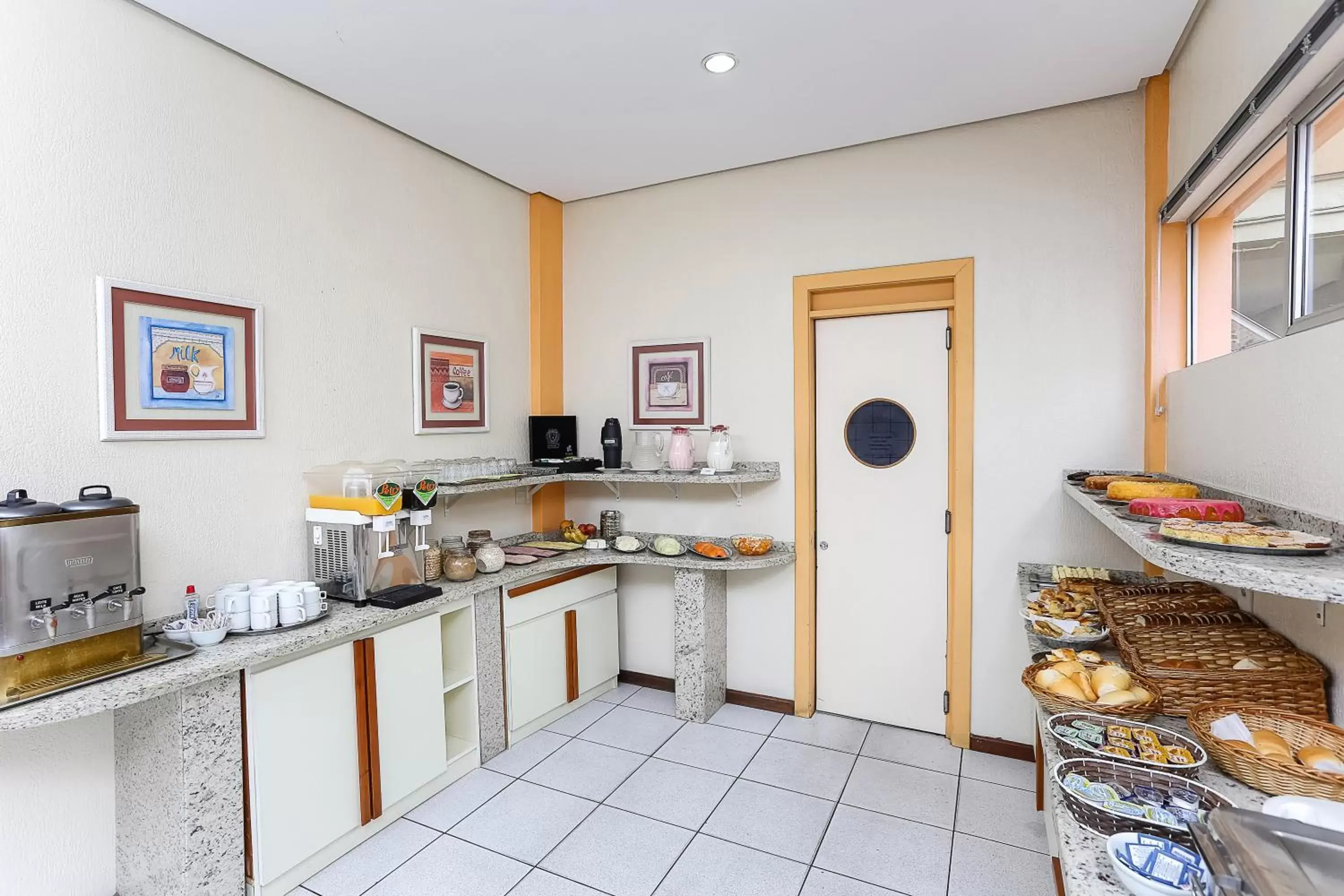 Breakfast, Kitchen/Kitchenette in Hotel Express São Leopoldo