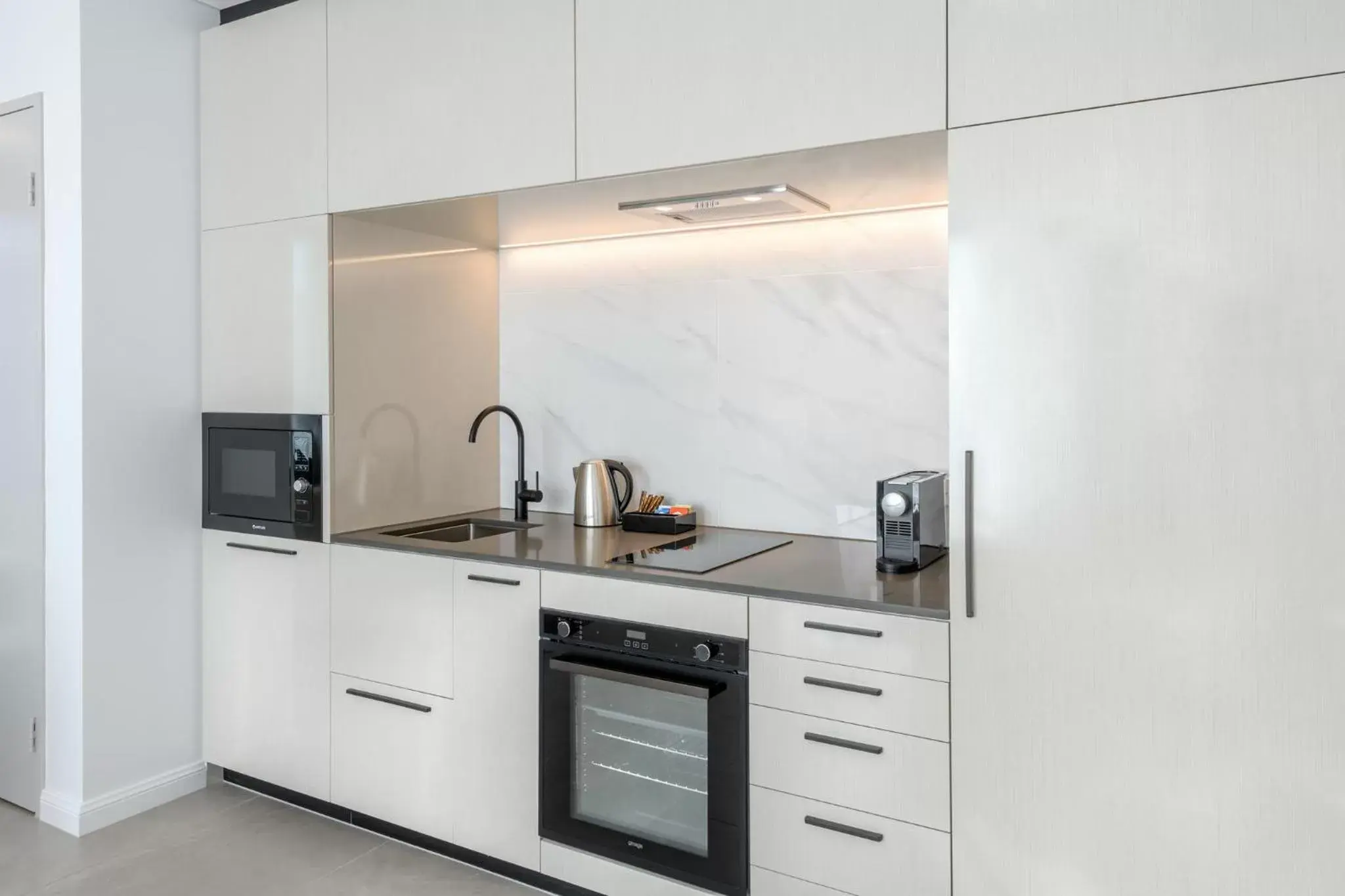 Kitchen or kitchenette, Kitchen/Kitchenette in Meriton Suites Surfers Paradise