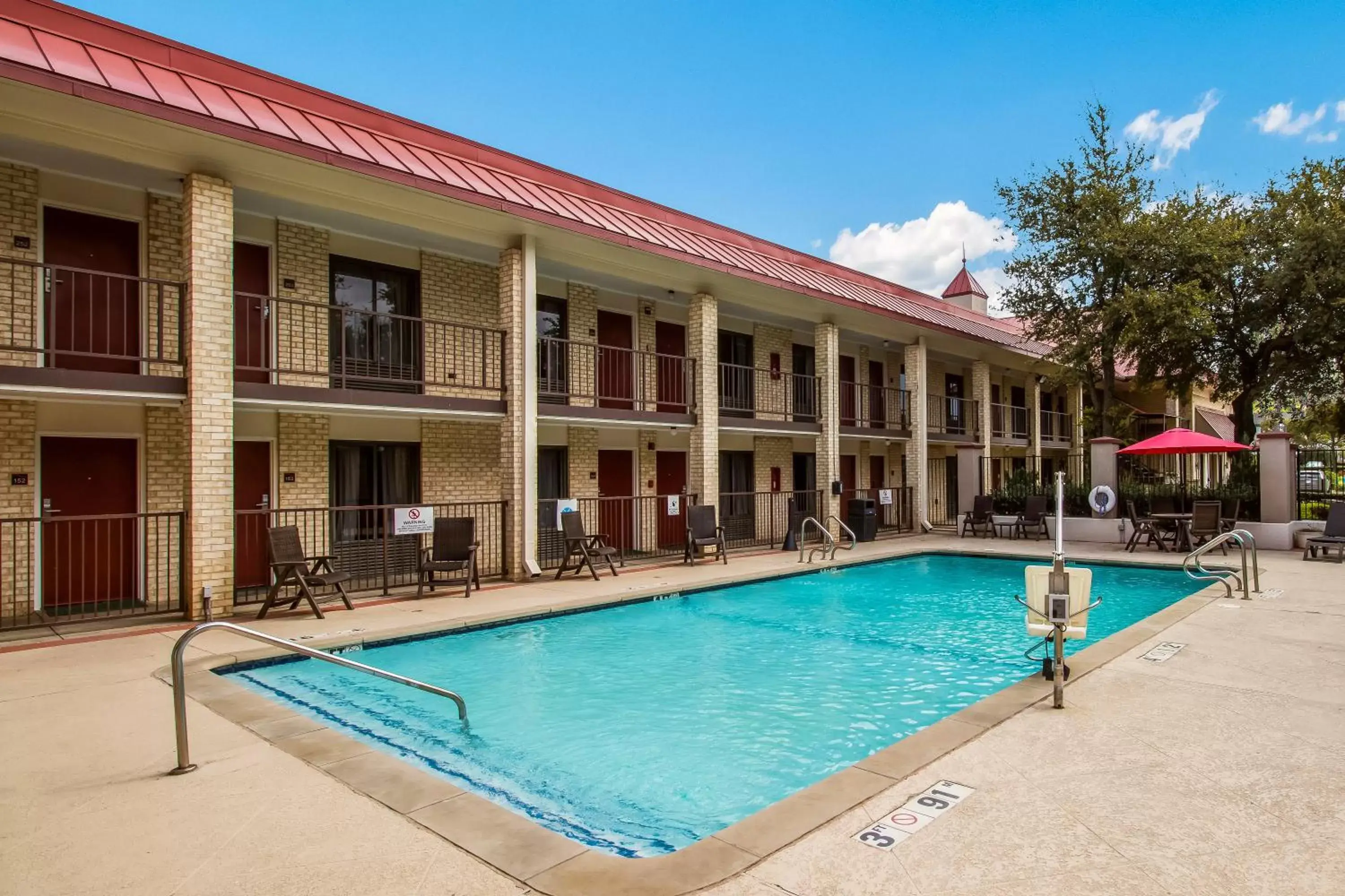 Swimming pool, Property Building in Red Roof Inn PLUS+ Dallas - Addison